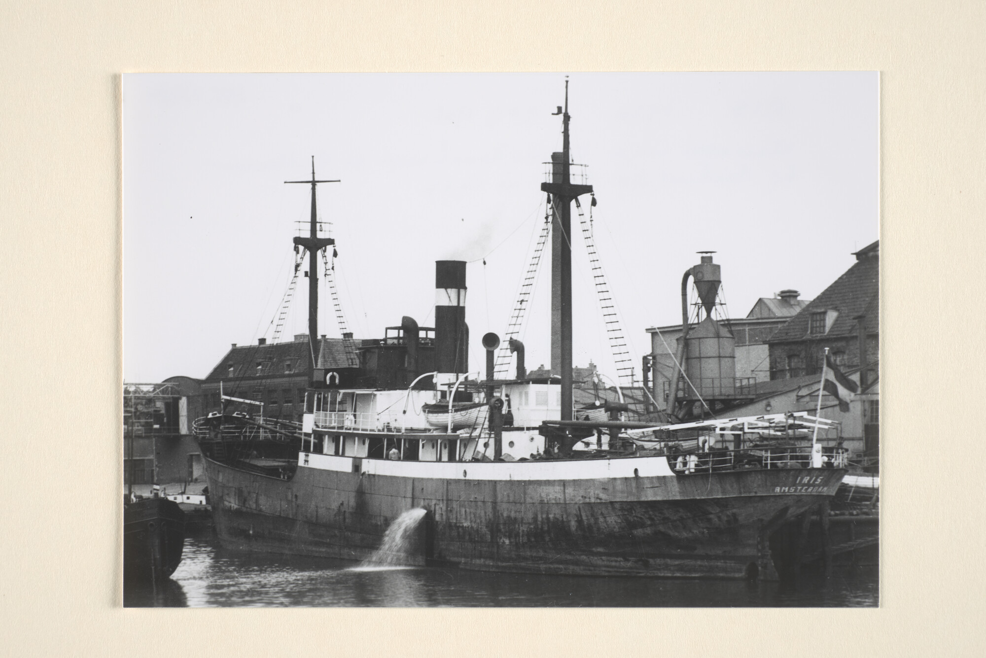 1995.6847; Het vrachtschip ss. Iris (ex- Deutscher Rhein) van de KNSM; foto