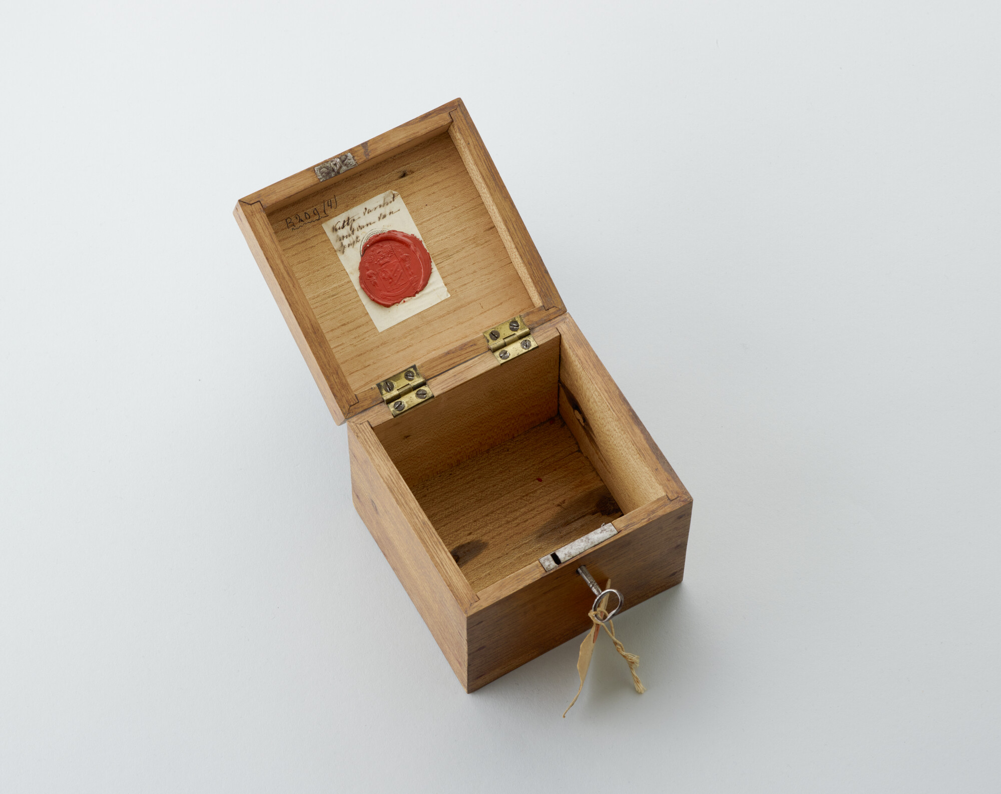 B.0209(04)1; Kistje gemaakt van hout afkomstig van Kanonneerboot No 2; kist
