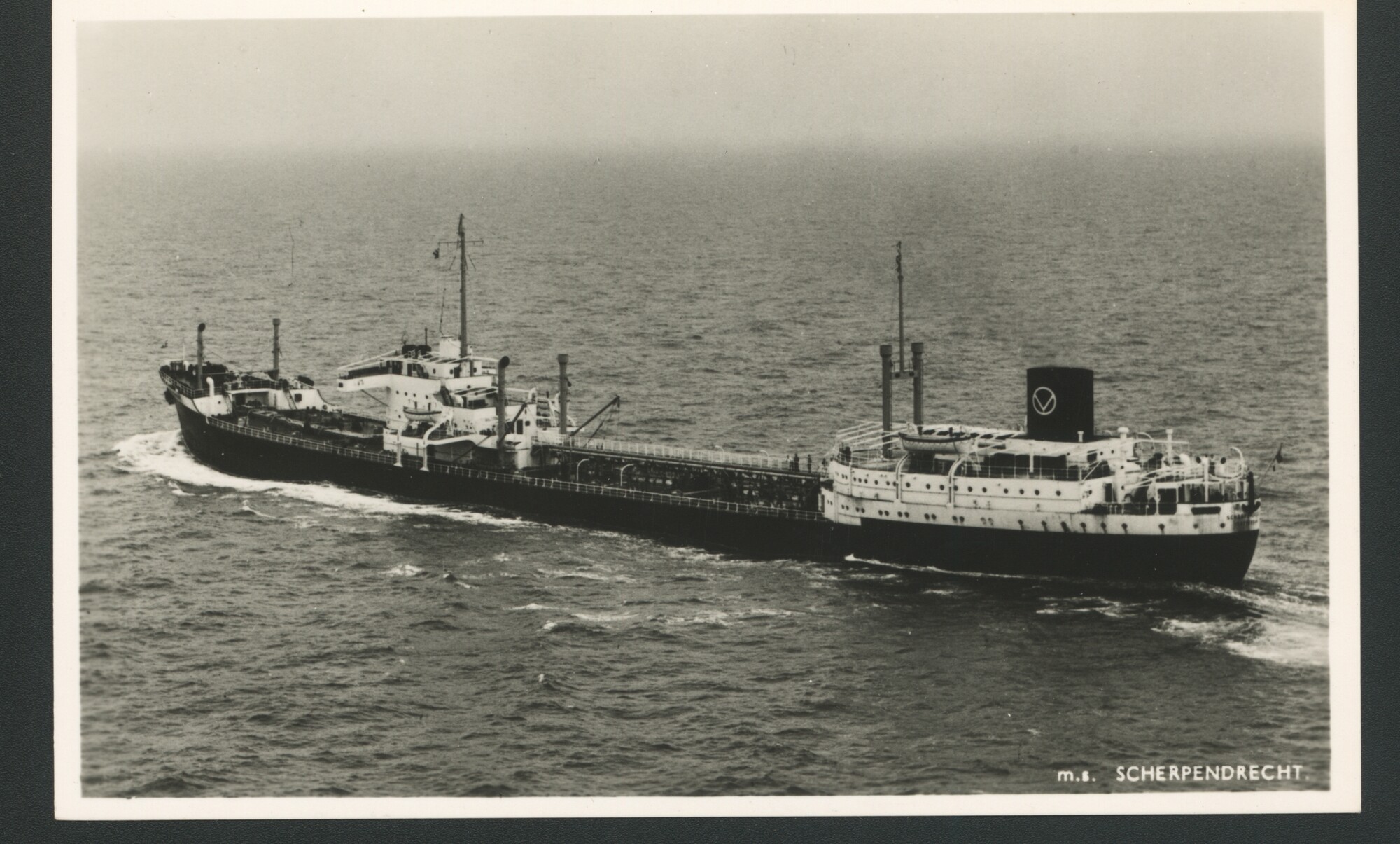 A.4509(080); Luchtfoto van het tanker ms. 'Scherpendrecht' van Phs; prentbriefkaart