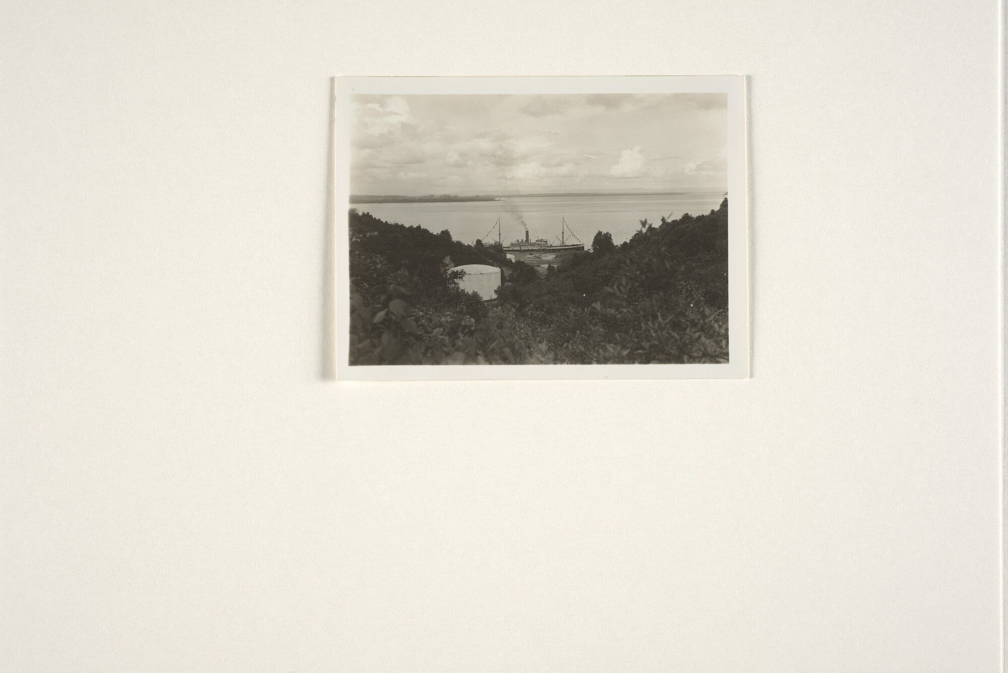 1994.1355; Foto's van het ss. Bontekoe aan de houtsteiger te Balikpapan (Borneo); fotoreportage