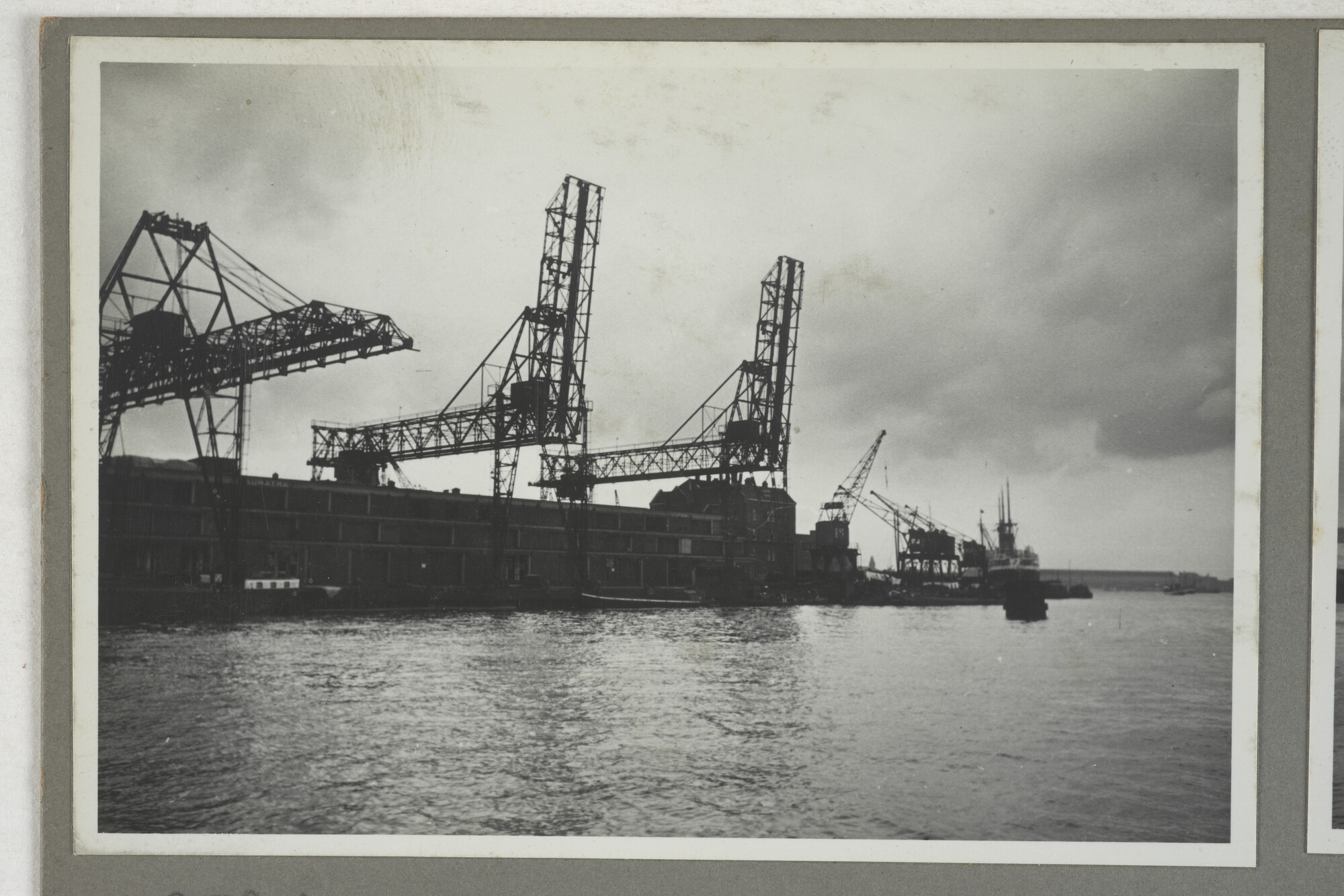 1998.2177; Omslag/ album met een grote hoeveelheid proeffoto's gemaakt door mw. A.M. Wolff-Koller in opdracht van de Gemeente Handelsinrichtingen in Amsterdam; omslag