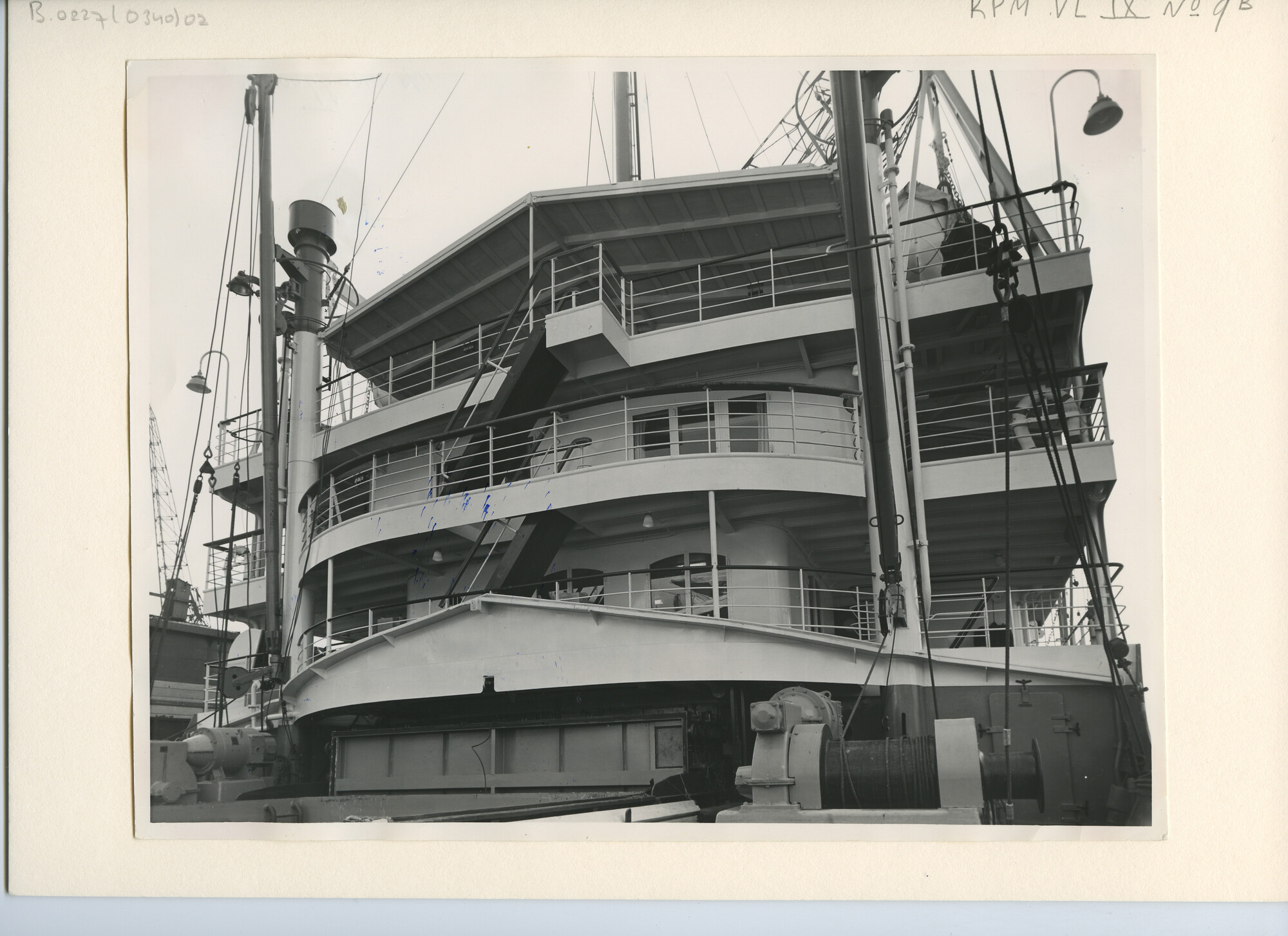 B.0227(0340)02; Foto van het stuurhuis van ms. 'Roggeveen'; foto
