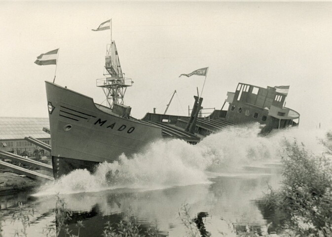 2001.1729; De tewaterlating van de coaster ms. 'Mado II' van D. Stienstra uit Groningen bij Van Worst & Dutmer te Meppel [...]; foto