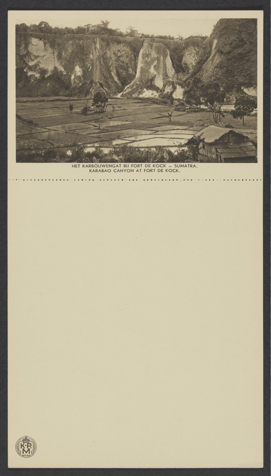 2021.0377; Prentbriefkaart van het Karbouwengat bij Fort de Kock op Sumatra in Nederlands-Indië, uitgegeven door de KPM; prentbriefkaart
