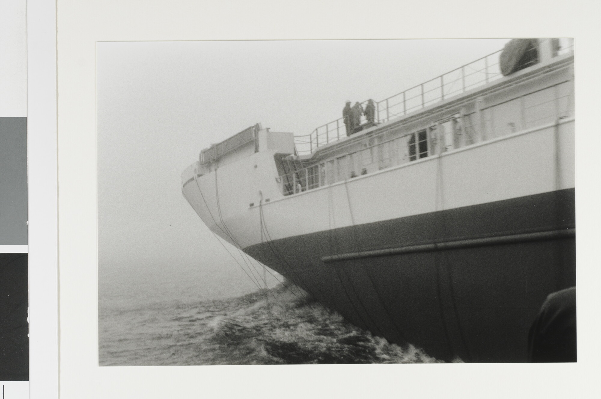 1992.1421; Fotos van de tewaterlating (in dichte mist) van het koelschip ms Oceaan [...]; fotoreportage