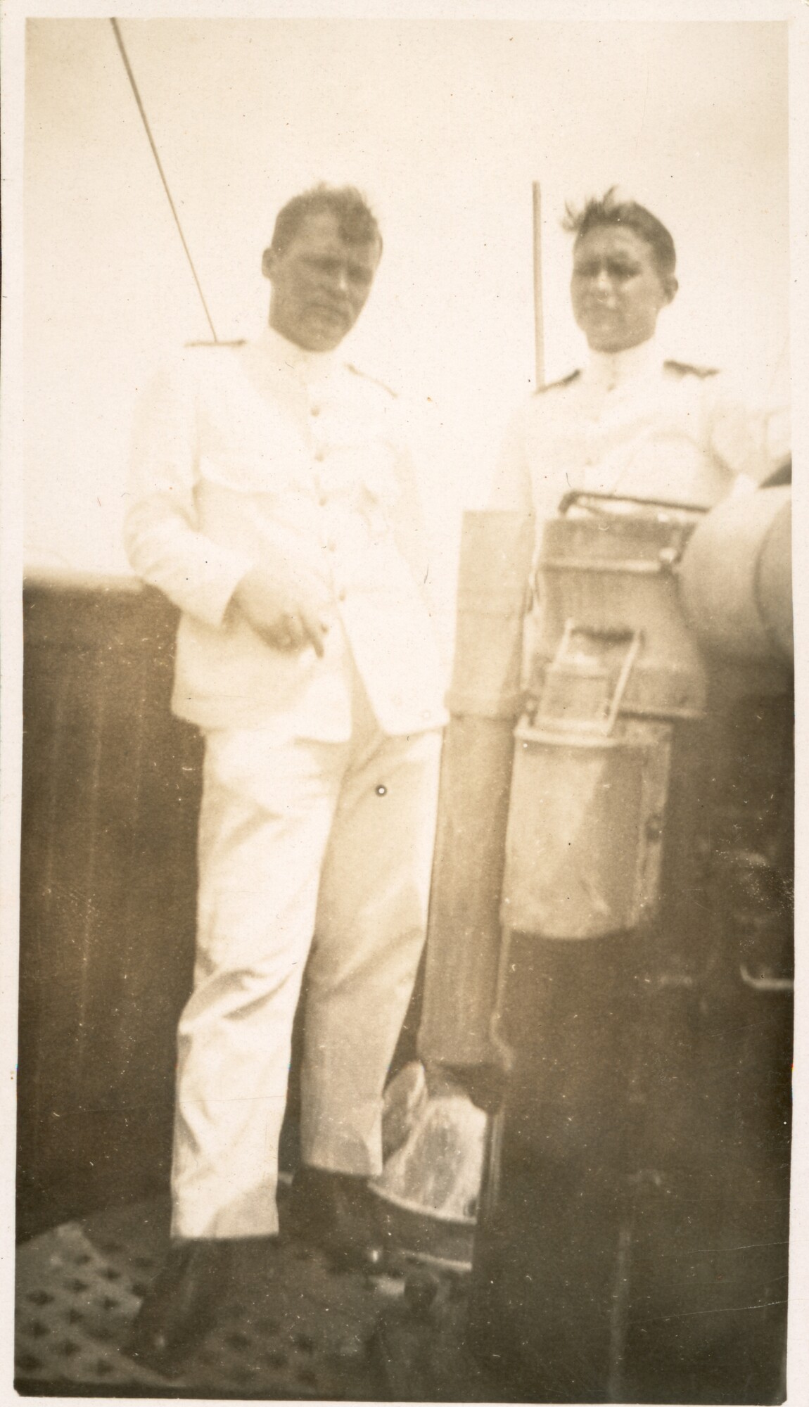 2003.0499; Portretfoto van Frederik Legger aan boord van de Poelau Tello, 1930; foto