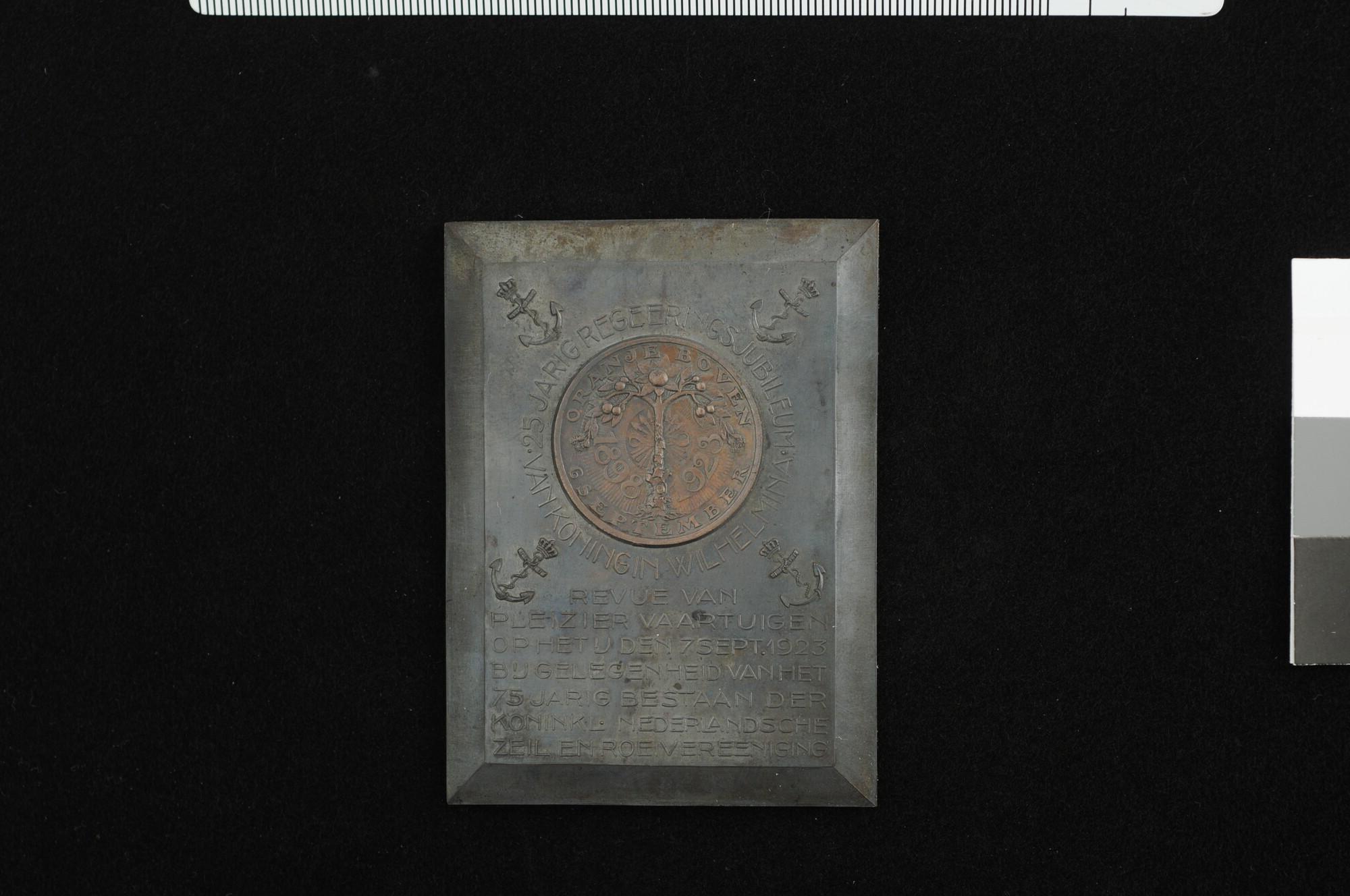 1989.0021(1); Plaquette op het 75-jarig bestaan van de Koninklijke Nederlandsche Zeil- en Roeivereeniging, 1923; plaquette