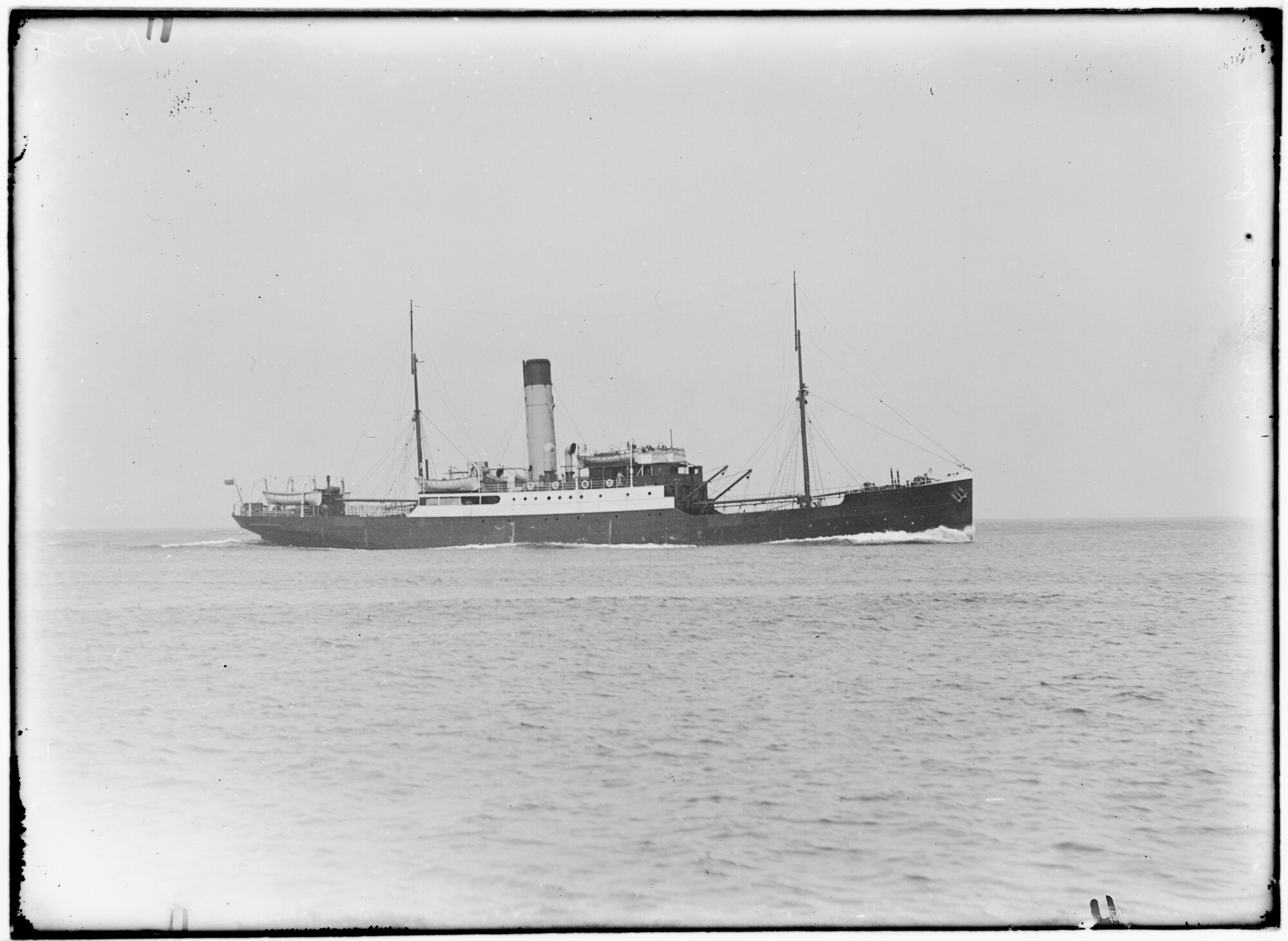 2018.1307; Glasnegatief van het vrachtschip Jervaulx Abbey (Brits, 1908); glasnegatief