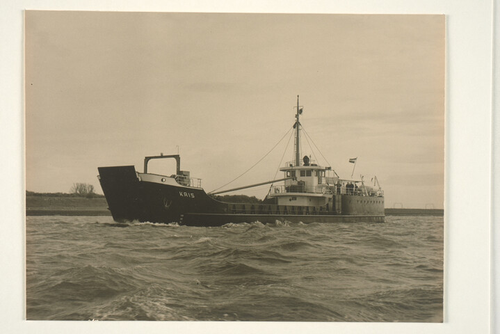 S.5219(12)0194; Foto's van de proeftocht van de bij de ASM gebouwde beach-landing craft 'Kais' op de Nieuw-Waterweg op weg naar zee; fotoreportage