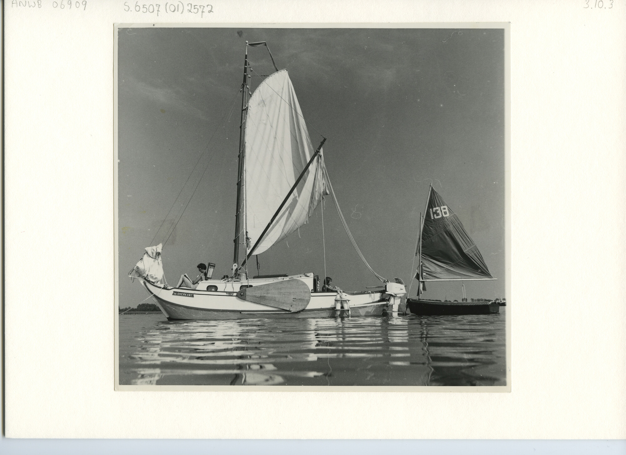S.6507(01)2572; Zijgezicht van de voor anker liggende grundel De Overkant met opgehesen giek en een piraat als bijbootje; foto