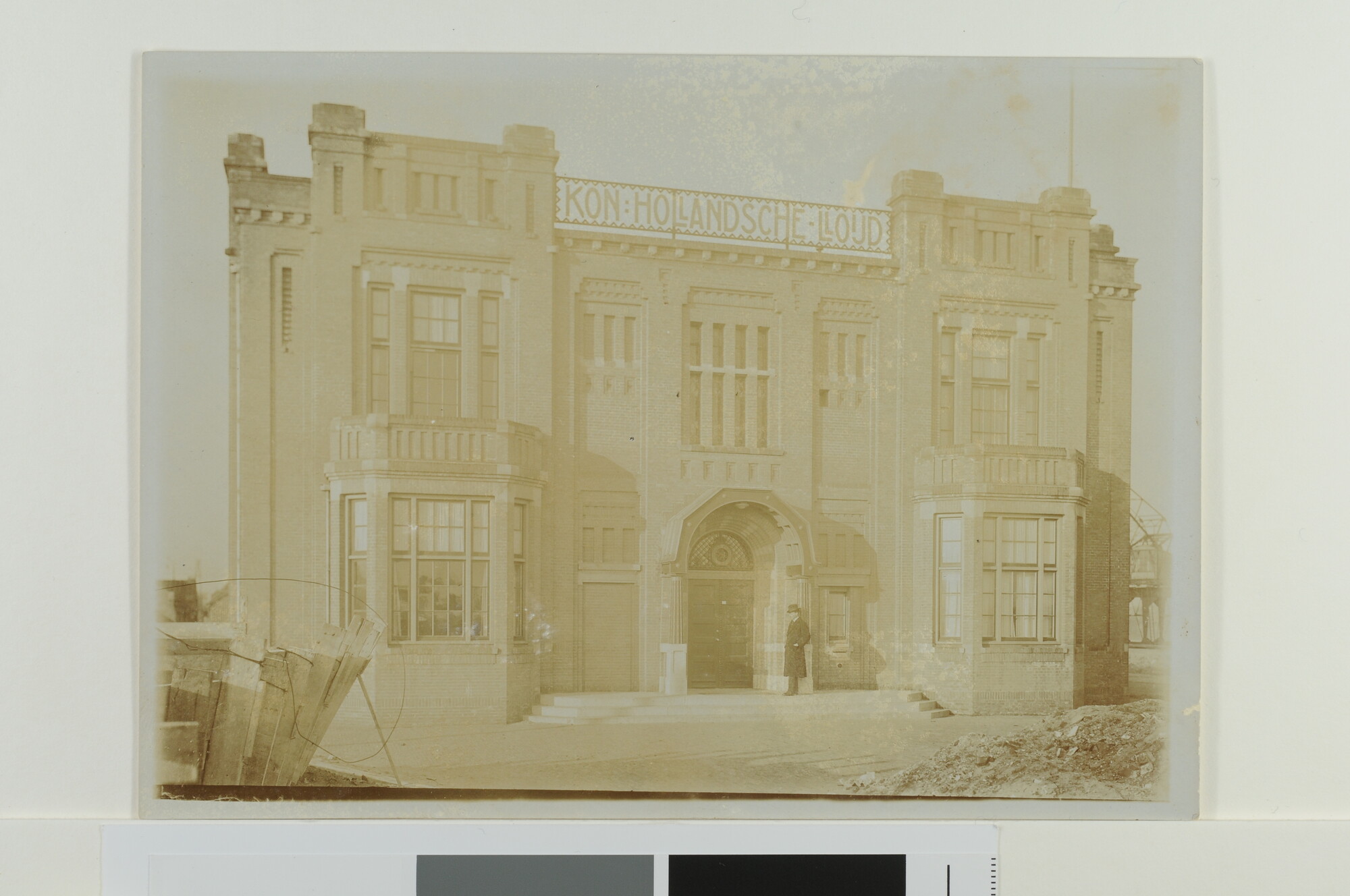S.6483(4060)02; 'Ingang Dienstzaken Dienstgebouw'; foto