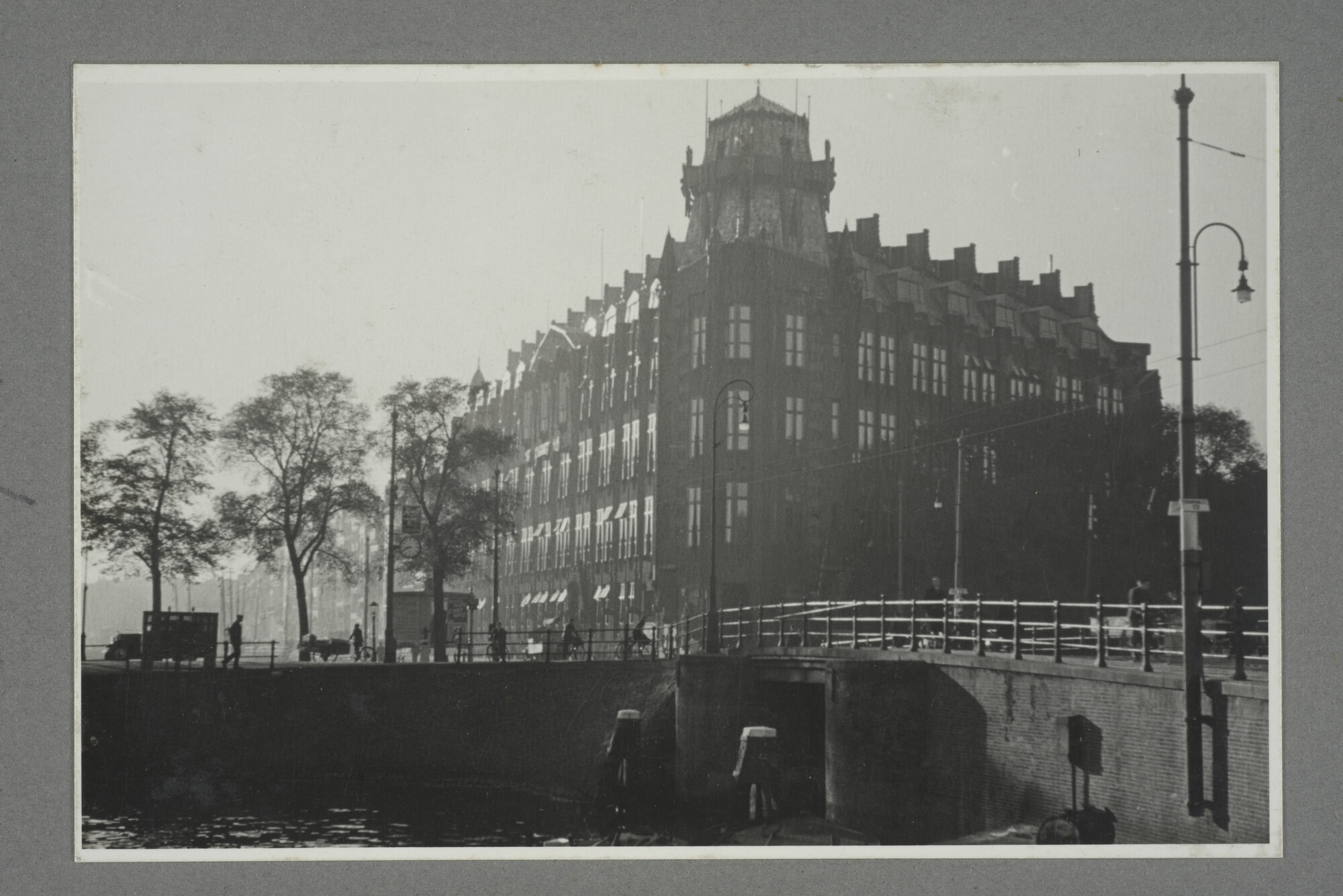 1998.2177; Omslag/ album met een grote hoeveelheid proeffoto's gemaakt door mw. A.M. Wolff-Koller in opdracht van de Gemeente Handelsinrichtingen in Amsterdam; omslag