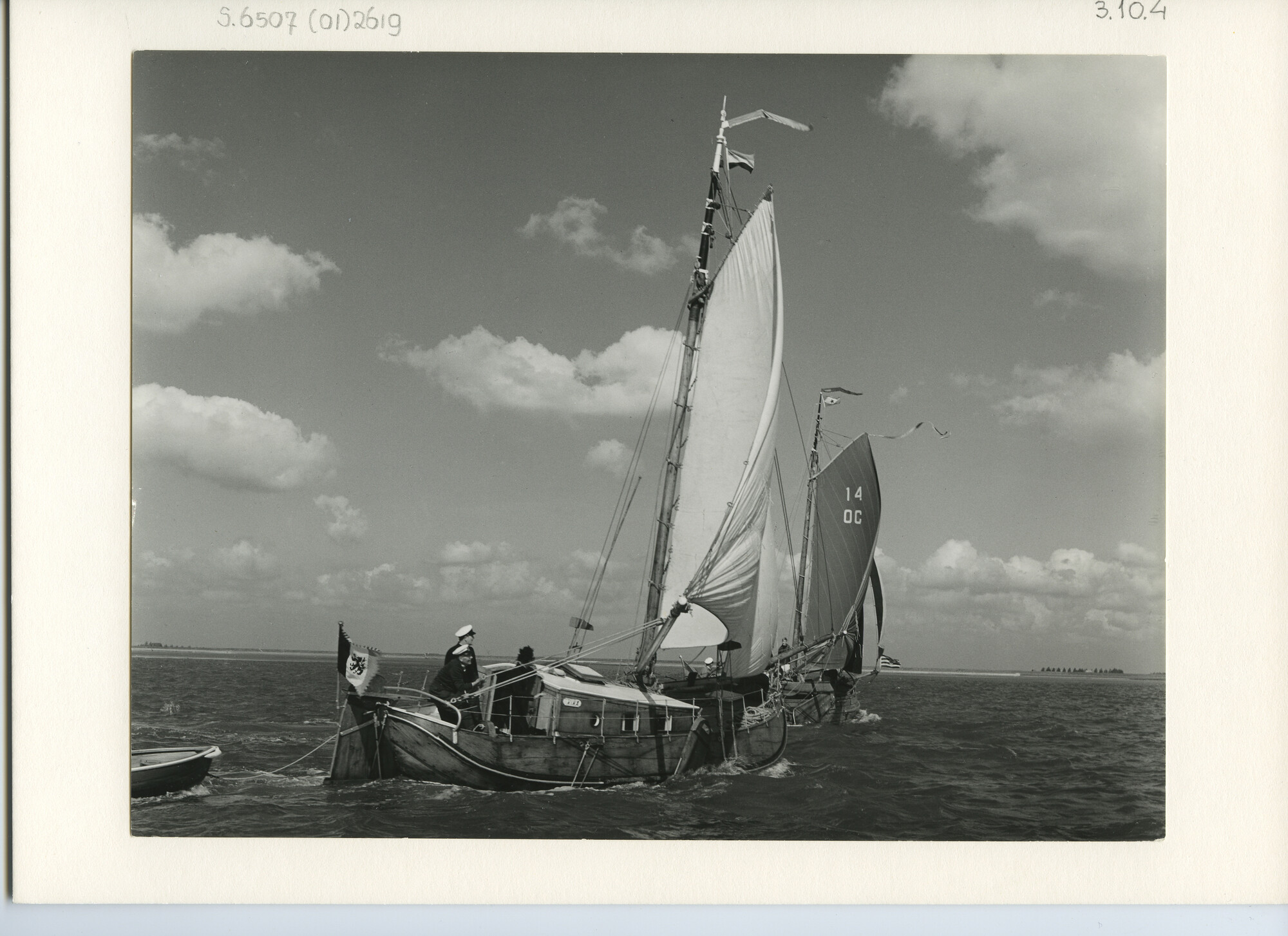 S.6507(01)2619; Twee achter elkaar met halve wind op ruim water zeilende platbodem schepen waaronder de Belgische hoogaars Nina en de hengst De Jonge Joseph, zeilnummer 14 OC; foto