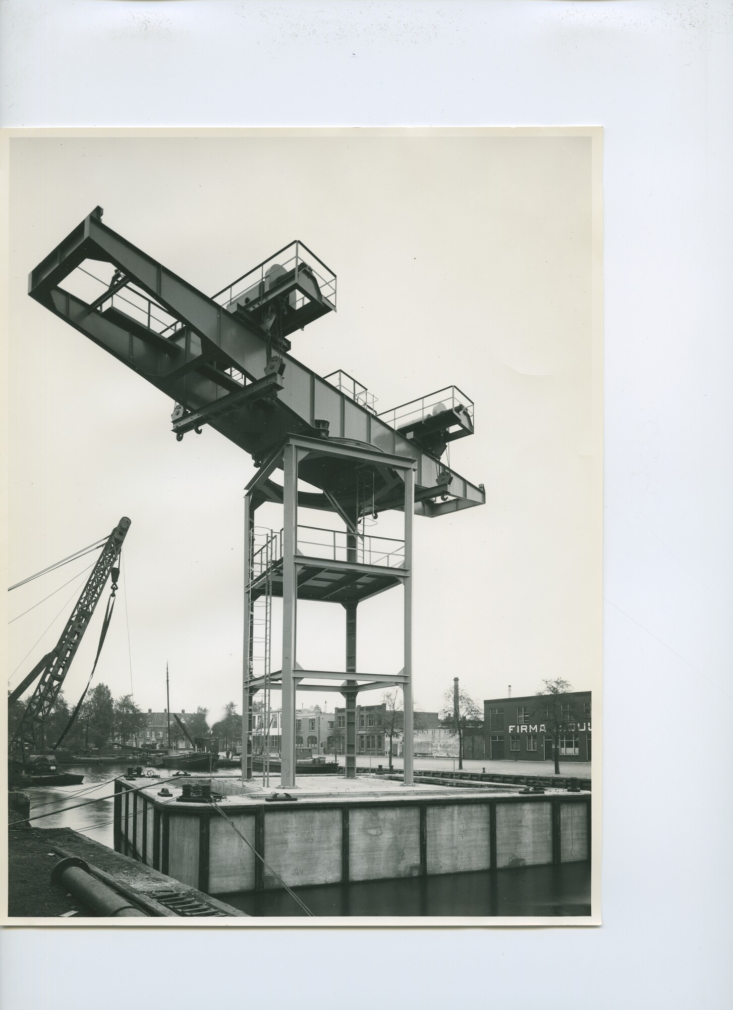 S.5621(01)0949; Foto van dubbelarmige kraanponton voor de Zuiderzeewerken.; foto