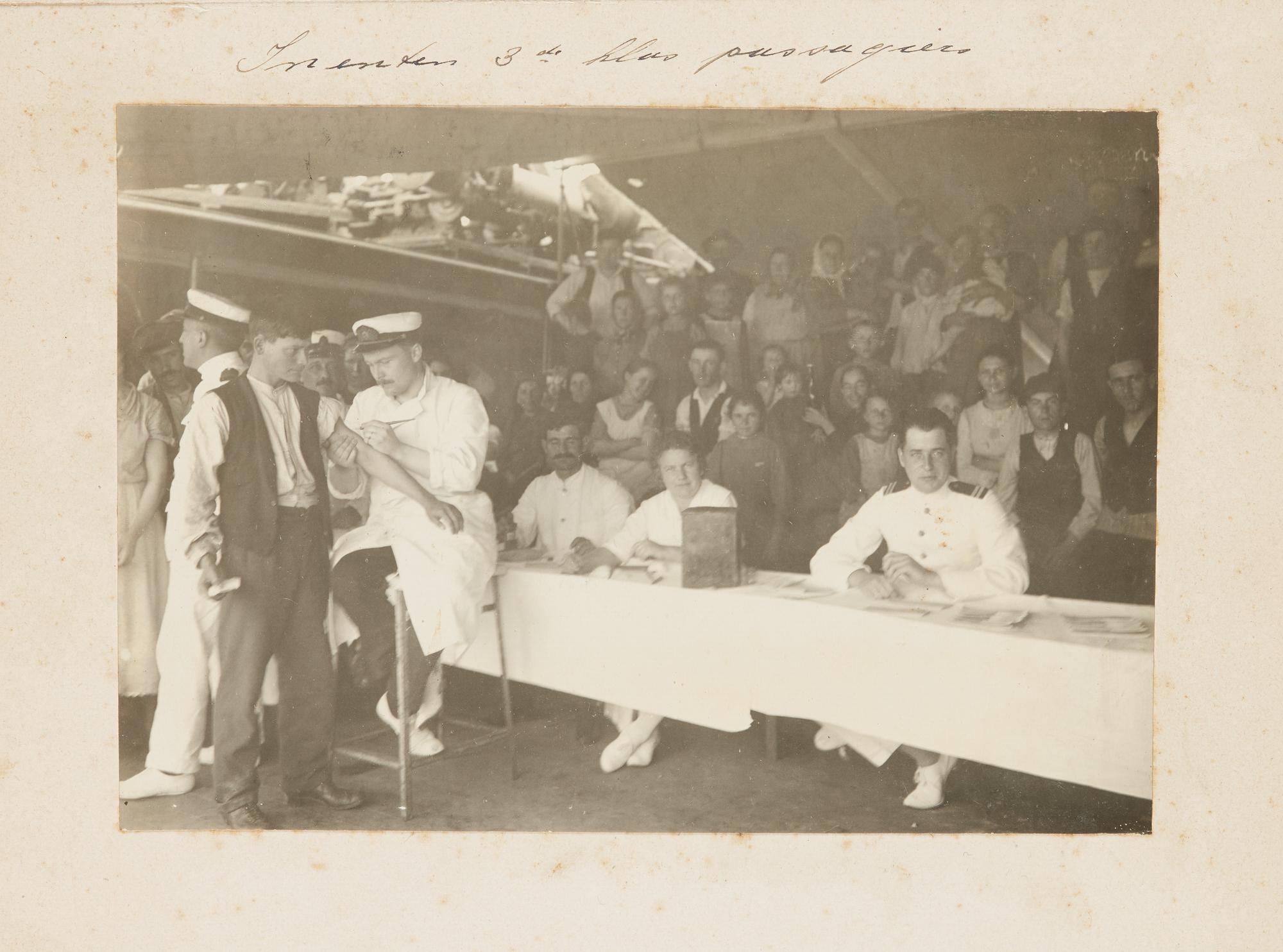 2019.0669; Album met foto's gemaakt aan boord van diverse schepen van de KNSM van kelner Gerhardus Pieter Jansen; fotoalbum