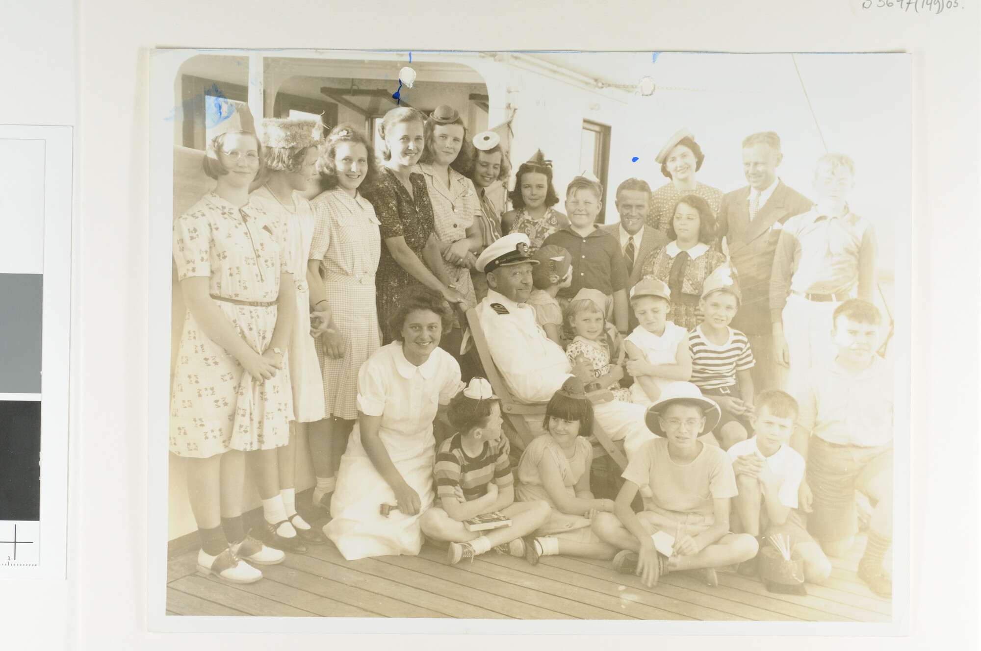 S.5647(149)05; Groepsfoto met kapitein G.J. Barendse tijdens een kinderpartij genomen aan boord van het ss. 'Statendam', omstreeks 1939; foto
