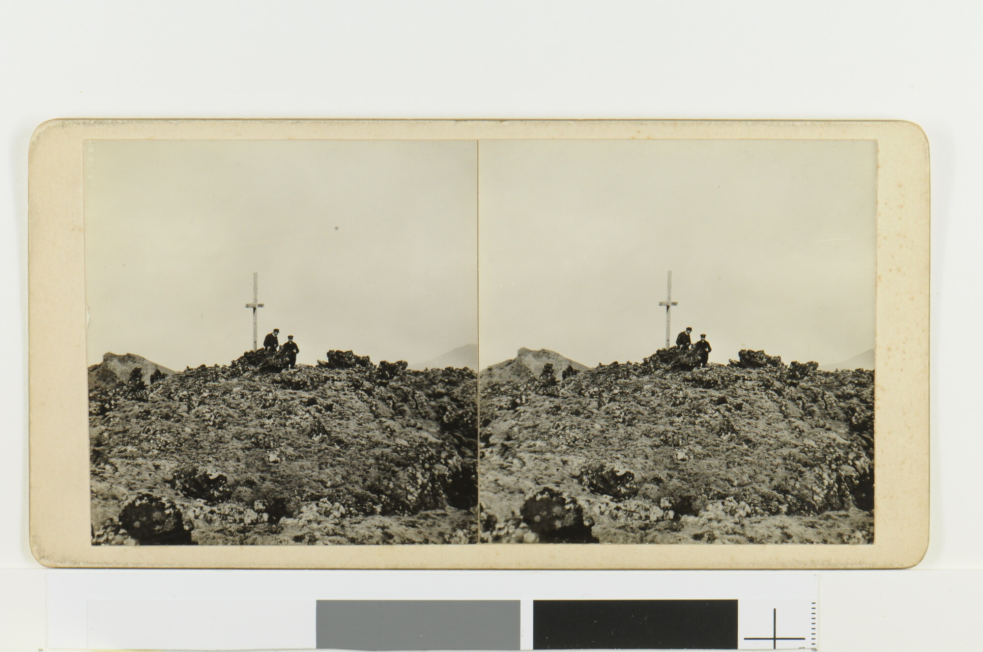 S.1108(166); Het rechtzetten van het herdenkingskruis op de lavabedden te Seven Hollander Bay; fotoreportage