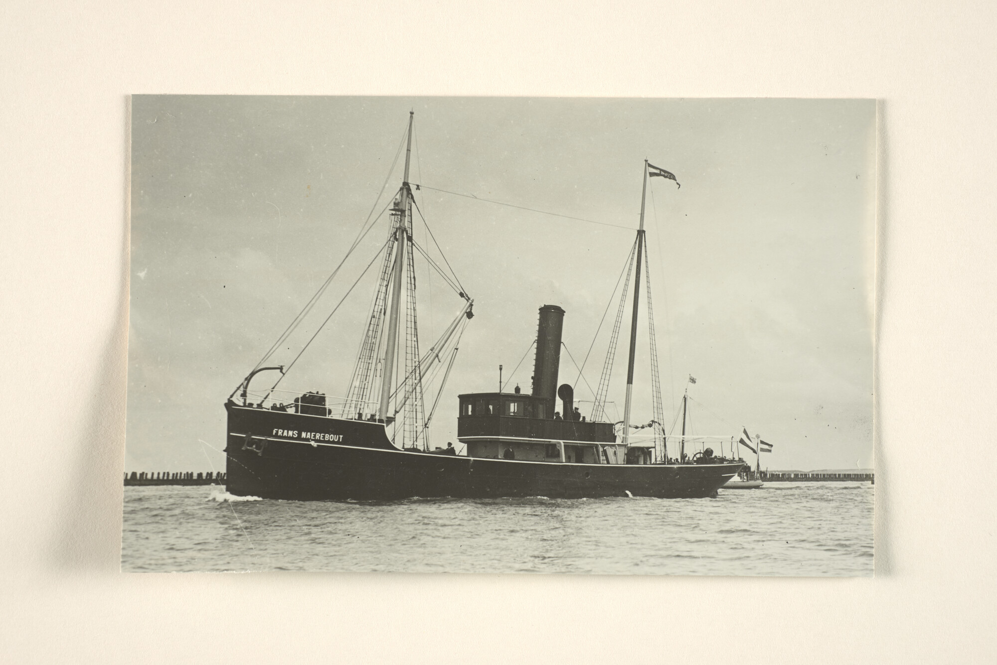 1995.1640; Het stoomloodstransportvaartuig 'Frans Naerebout' verlaat Hoek van Holland; foto
