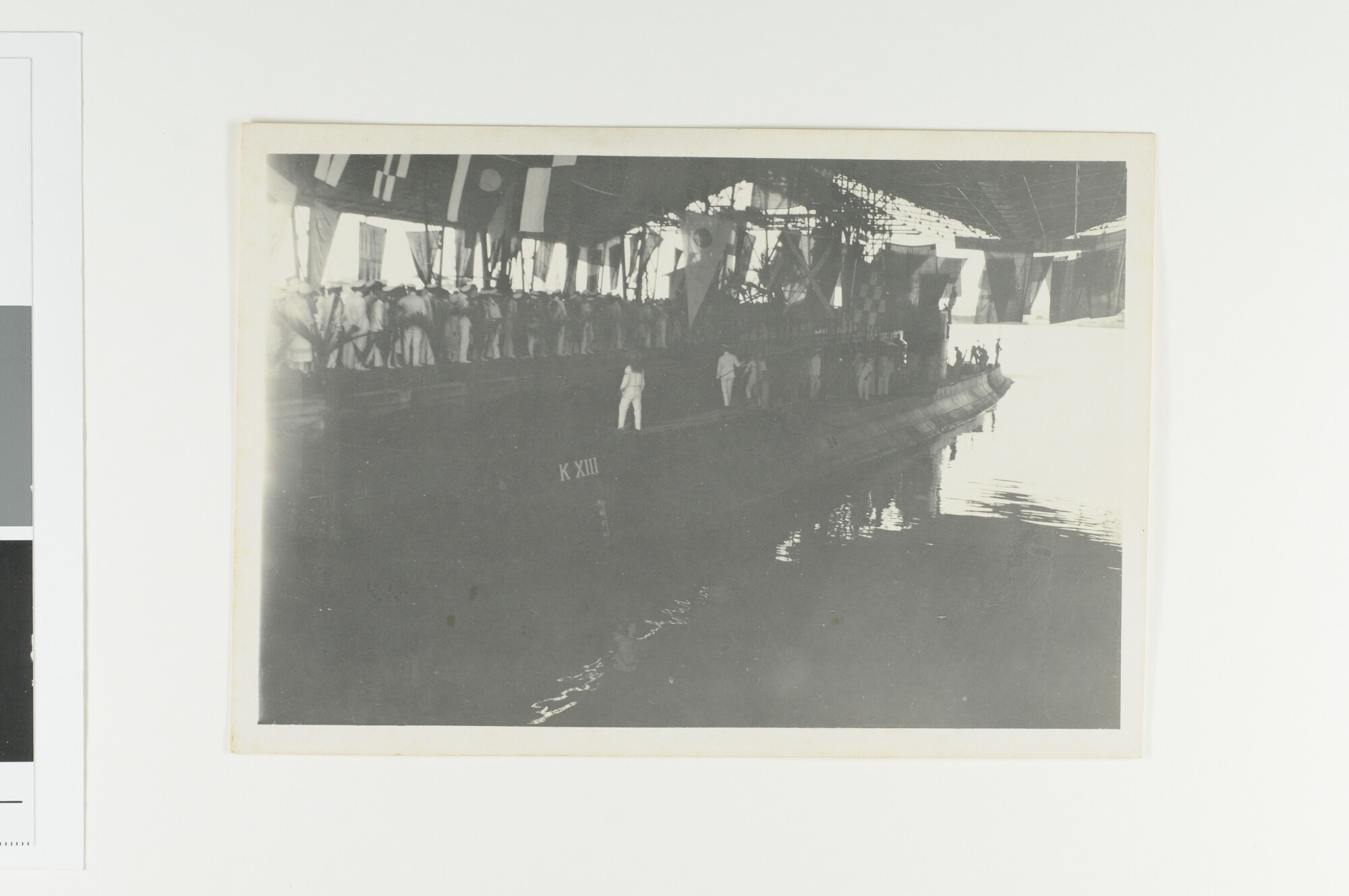S.4926(02); Foto's van de aankomst van de onderzeeboot 'K XIII' te Soerabaja, 1926; fotoreportage