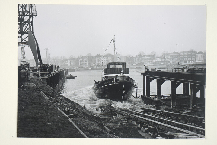 S.5219(12)0381; Fotos van de tewaterlating van de havensleepboot Petronella J. Goedkoop [...]; fotoreportage
