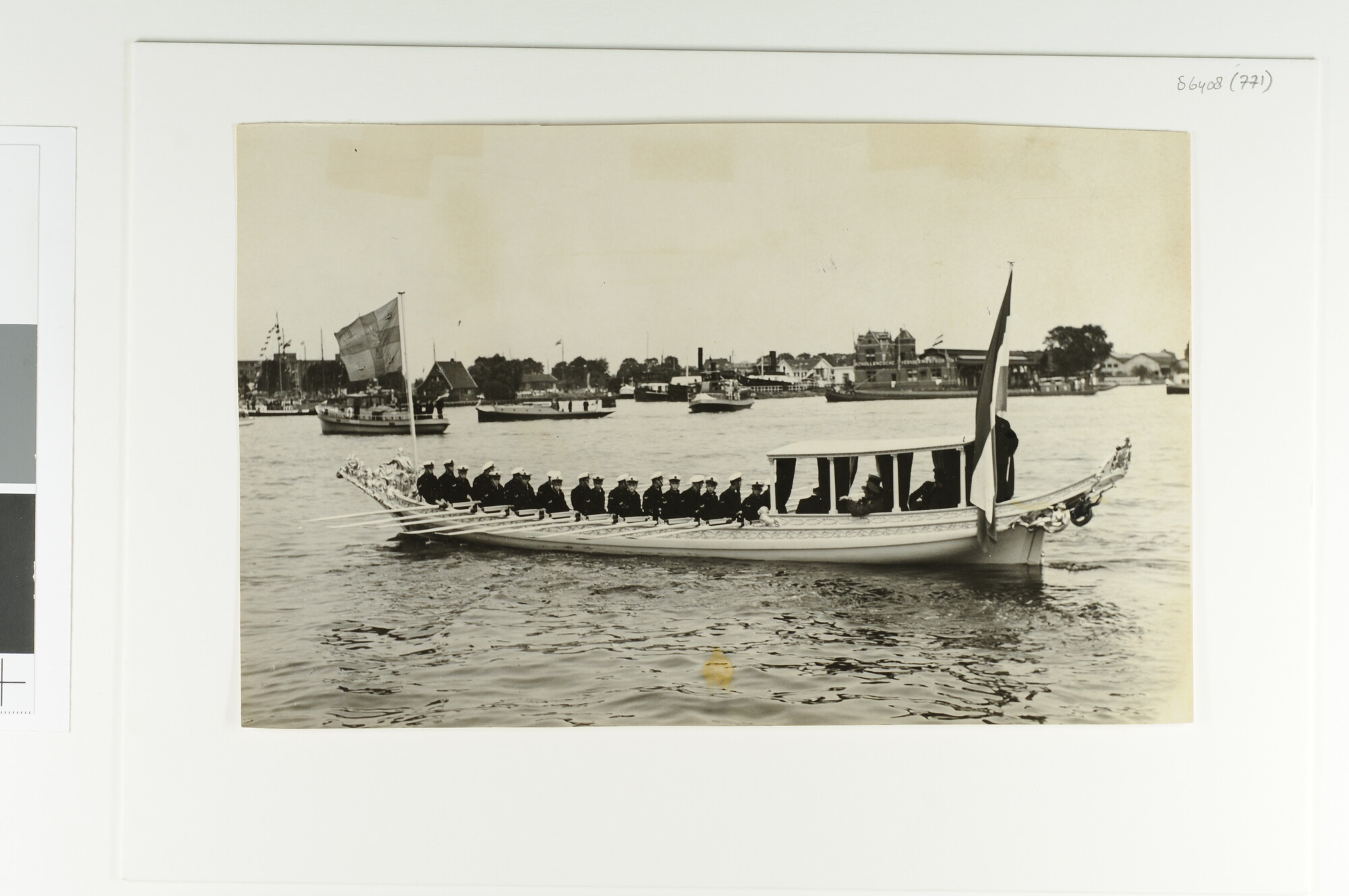 S.6408(0771); Feestelijke tocht van koningin Juliana en prins Bernhard naar het Amstelhotel ter gelegenheid van hun zilveren huwelijk met de Koningssloep; foto