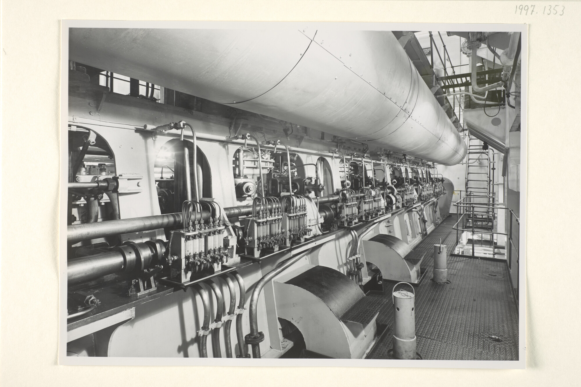 1997.1353; Foto's van de machinekamer van het vrachtschip ms. Tjibantjet van de KJCPL; fotoreportage