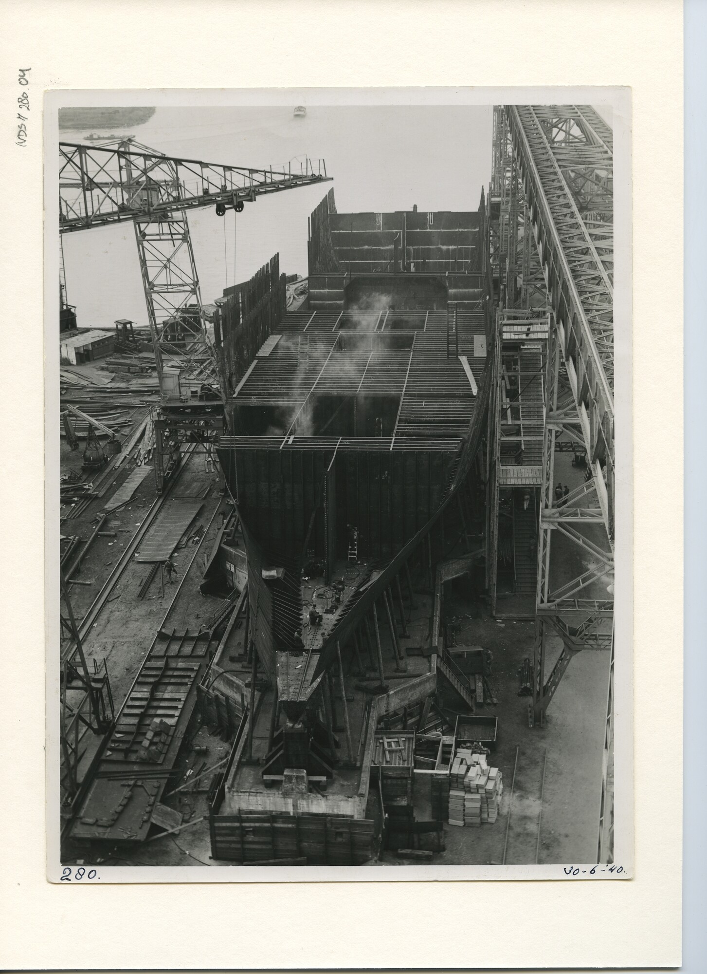 S.5444(1576); Foto van het vrachtschip ms. Amerskerk in aanbouw bij de NSM; foto