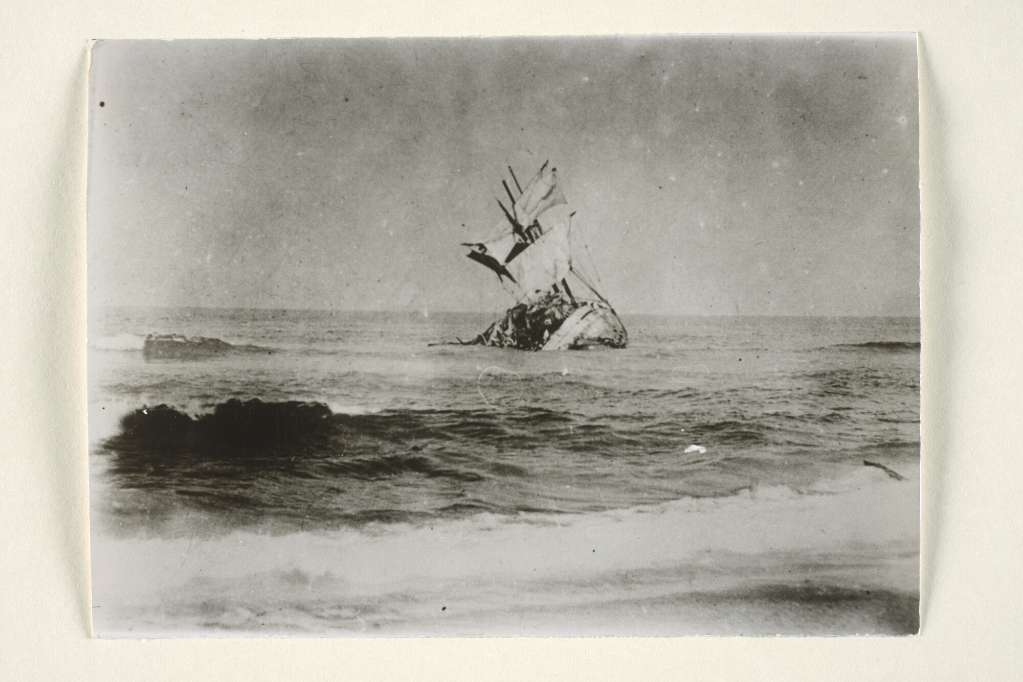 1997.4087; Reproductiefotos van de stranding van de driemast houten bark Espero (ex- Thorbecke [...]; fotoreportage