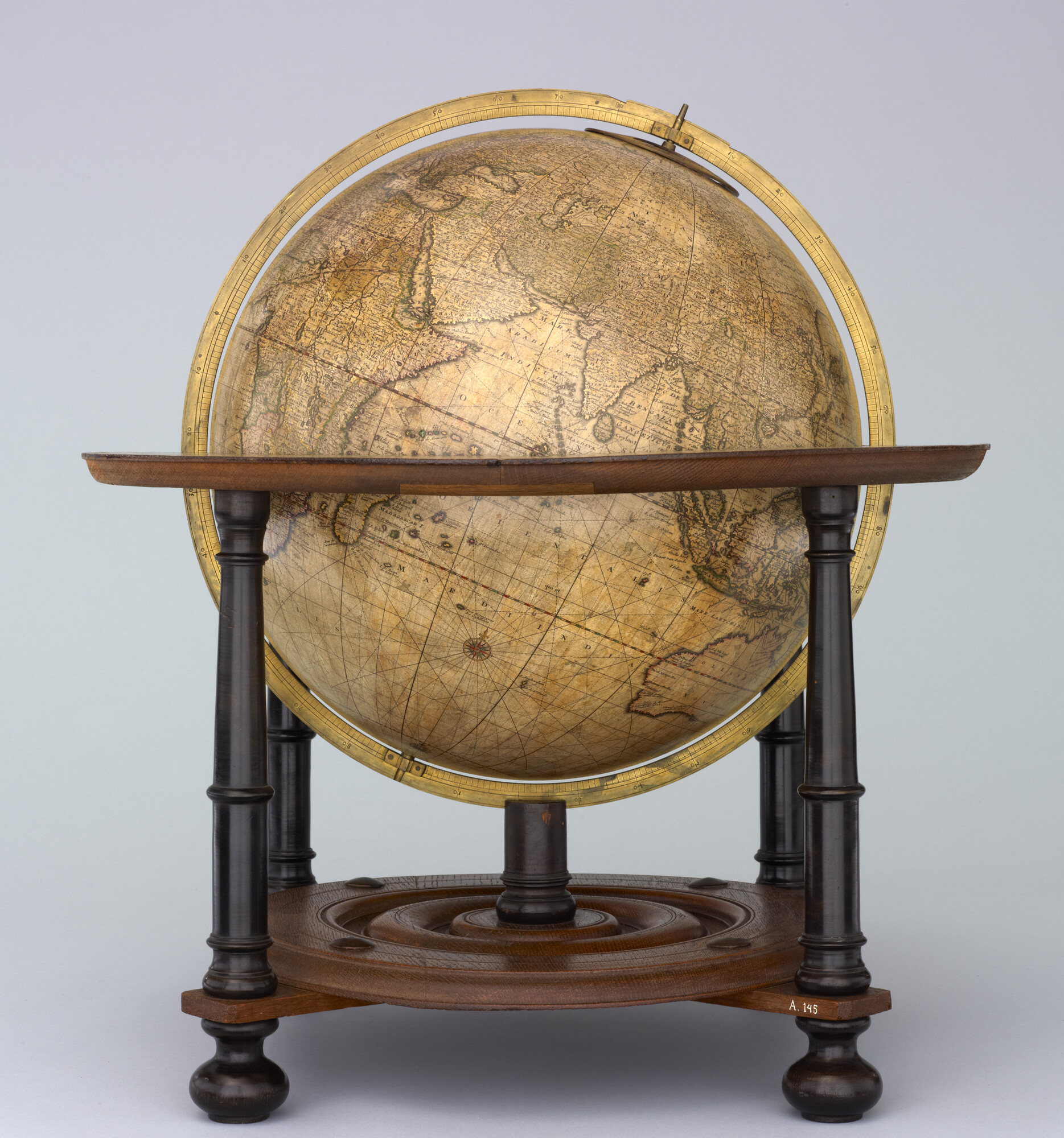 A.0145(025)09; Aardglobe van 39 cm. in doorsnede door Gerard Valk uit 1707, in de uitgave van 1750; globe