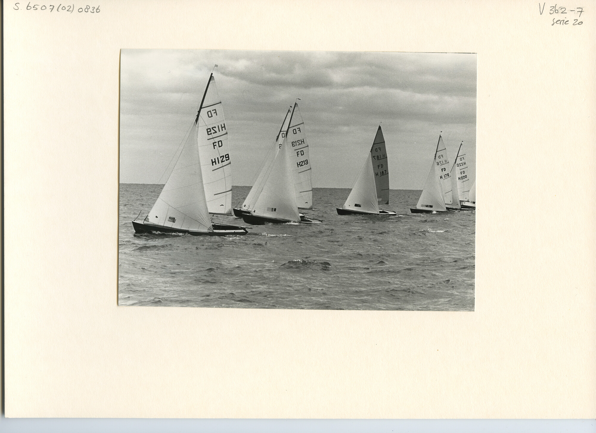 S.6507(02)0836.01; Zwart-wit foto van de FD-klasse op het IJsselmeer voor Medemblik; foto