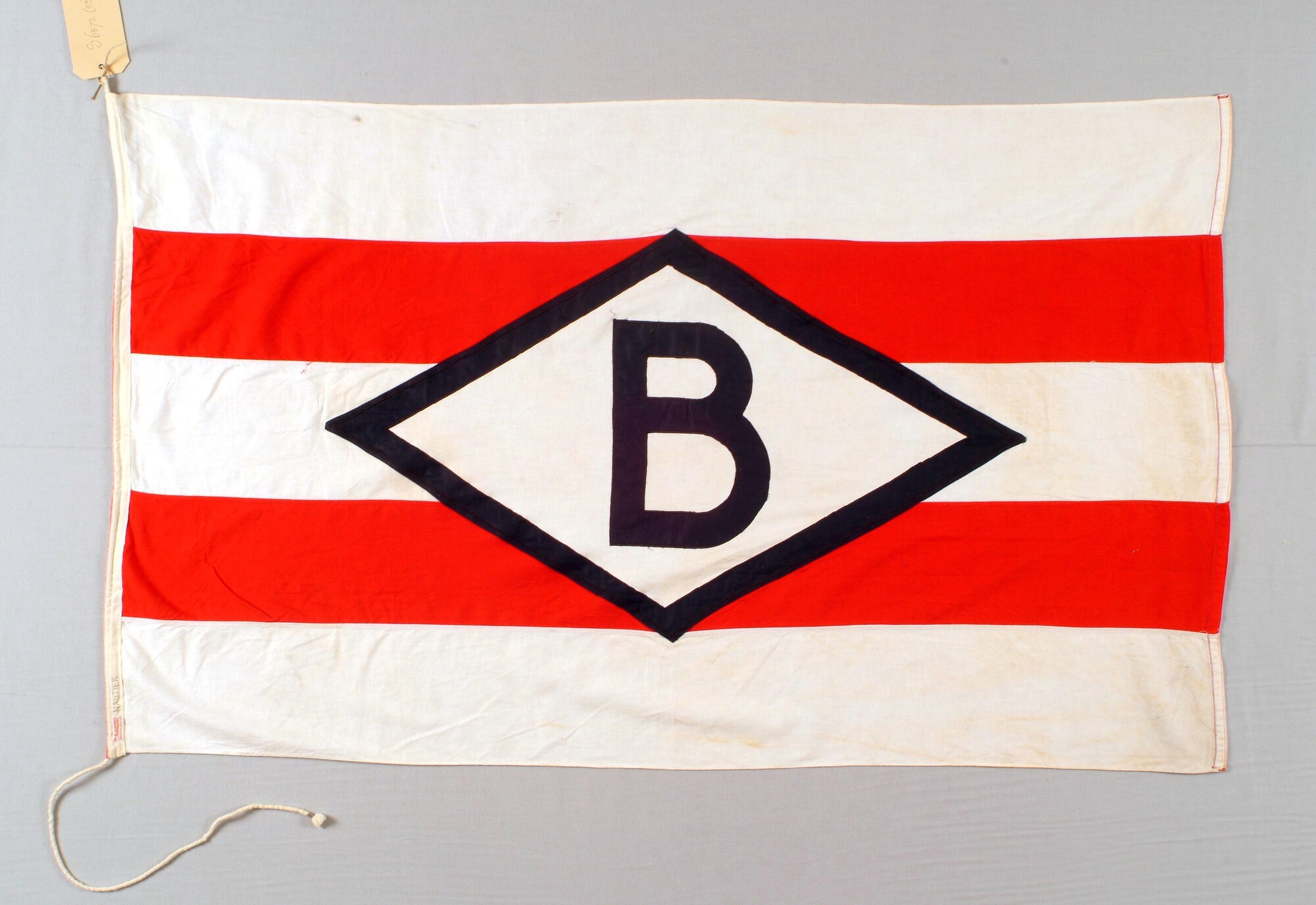 S.6872(053); Rederij vlag van de N.V. Reederij "Nautiek" te Rotterdam; vlag