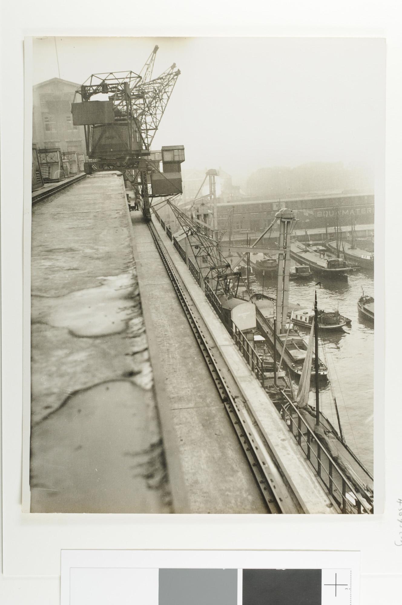 A.5675(33); Graansilo met kranen en binnenvaartschepen; foto