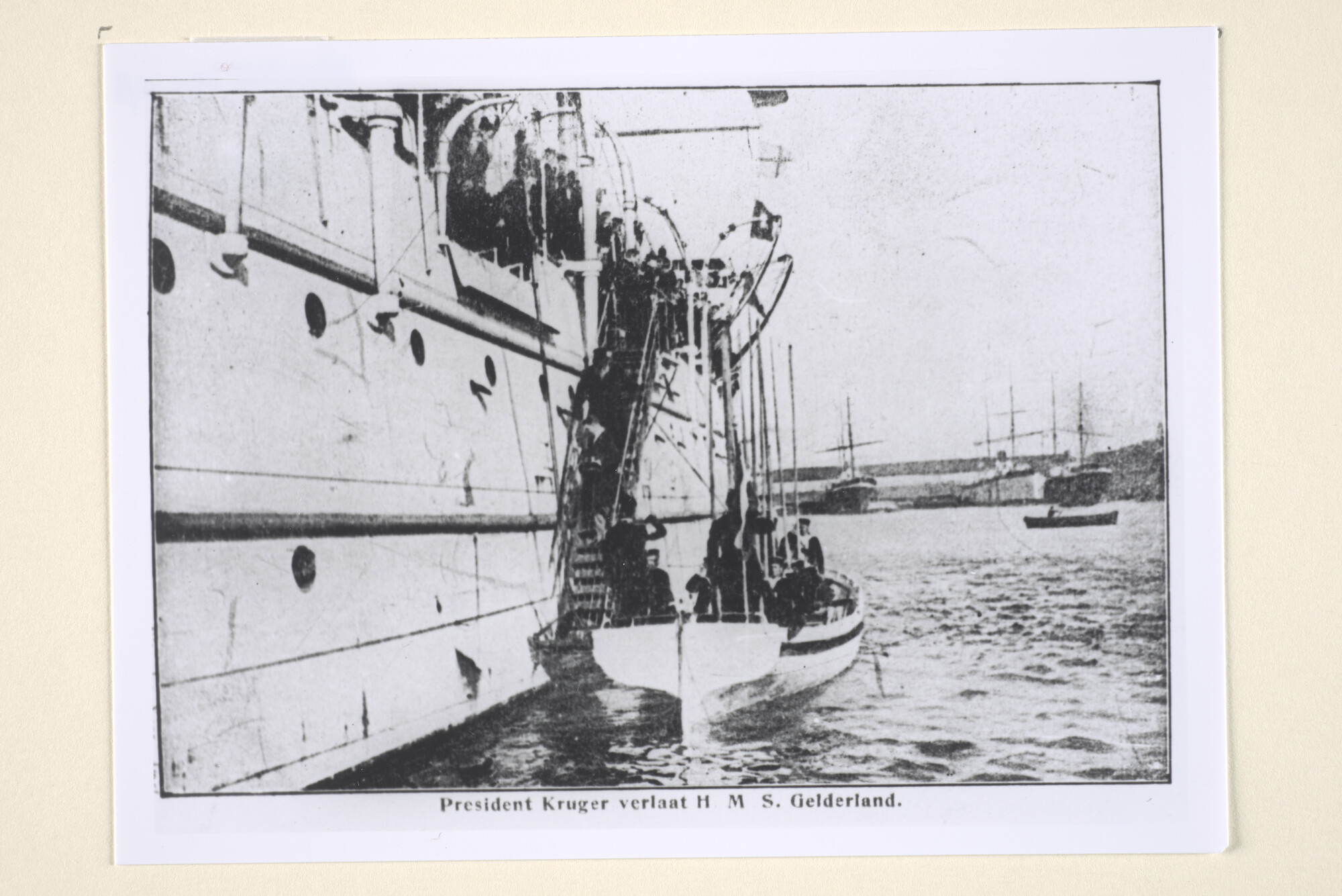 1994.7173; 'President Krüger verlaat H.M.S. Gelderland': de Zuidafrikaanse president P. Krüger verlaat de Hr.Ms. 'Gelderland' met een sloep in de haven van Marseille [...]; foto