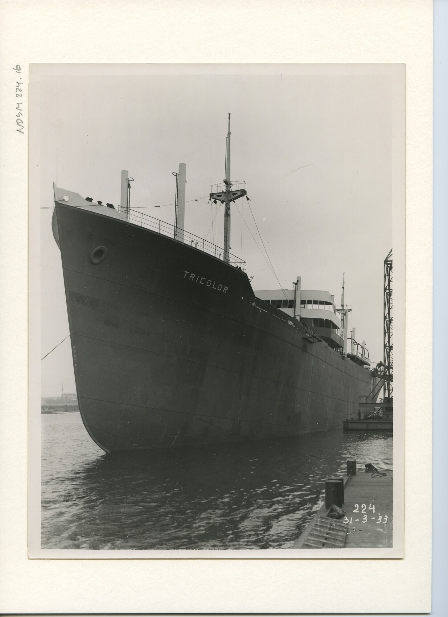 S.5444(1004)2; Foto van het vrachtschip ms. Tricolor, tijdens de afbouw; foto