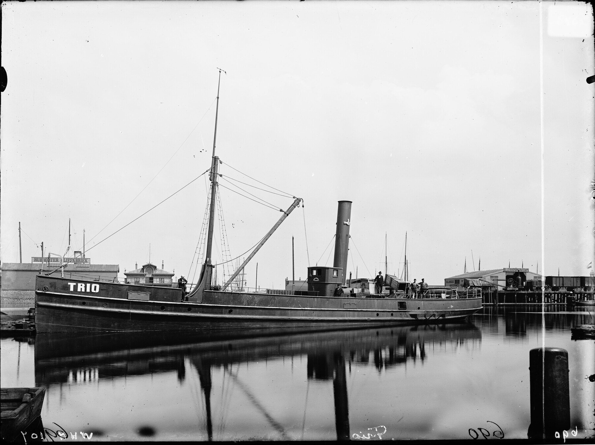 S.1156(06)209; Foto, zijaanzicht, van het vrachtschip ss. Trio; negatief