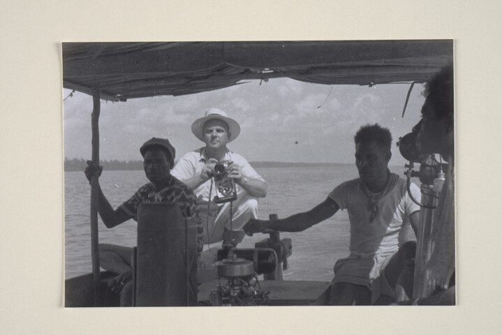 1994.6420; Fotos van een (bosbouw) expeditie in het oerwoud van Suriname in opdracht van de papierfabriek Van Gelder; fotoreportage