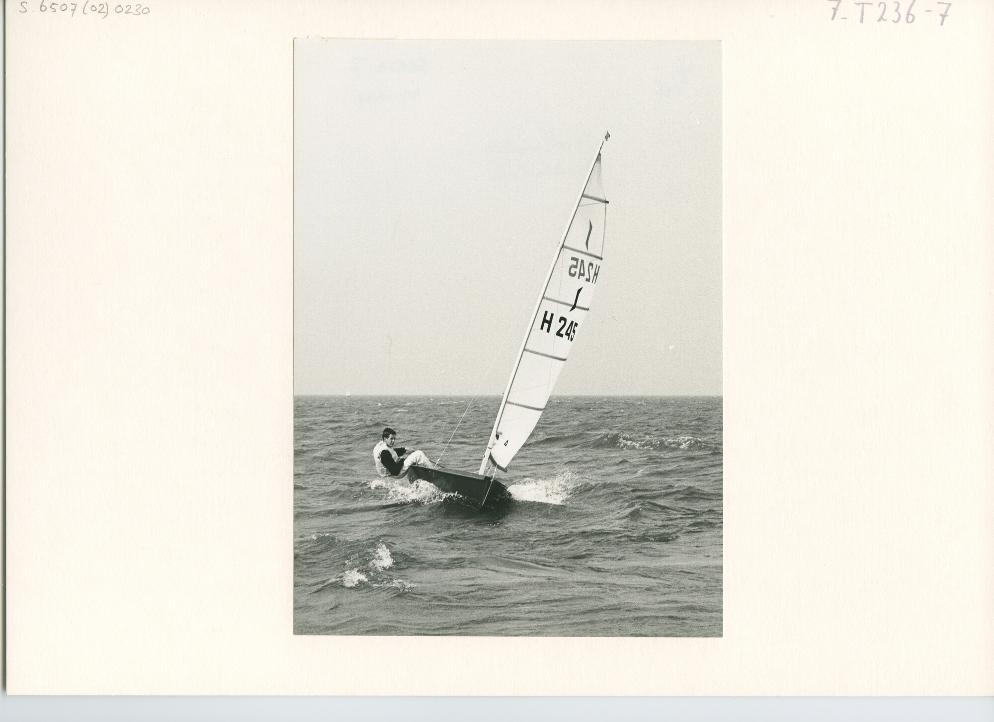 S.6507(02)0230.03; Zwart-wit foto van de Solo-klasse bij een wedstrijd voor Medemblik in 1965 en 1966; foto