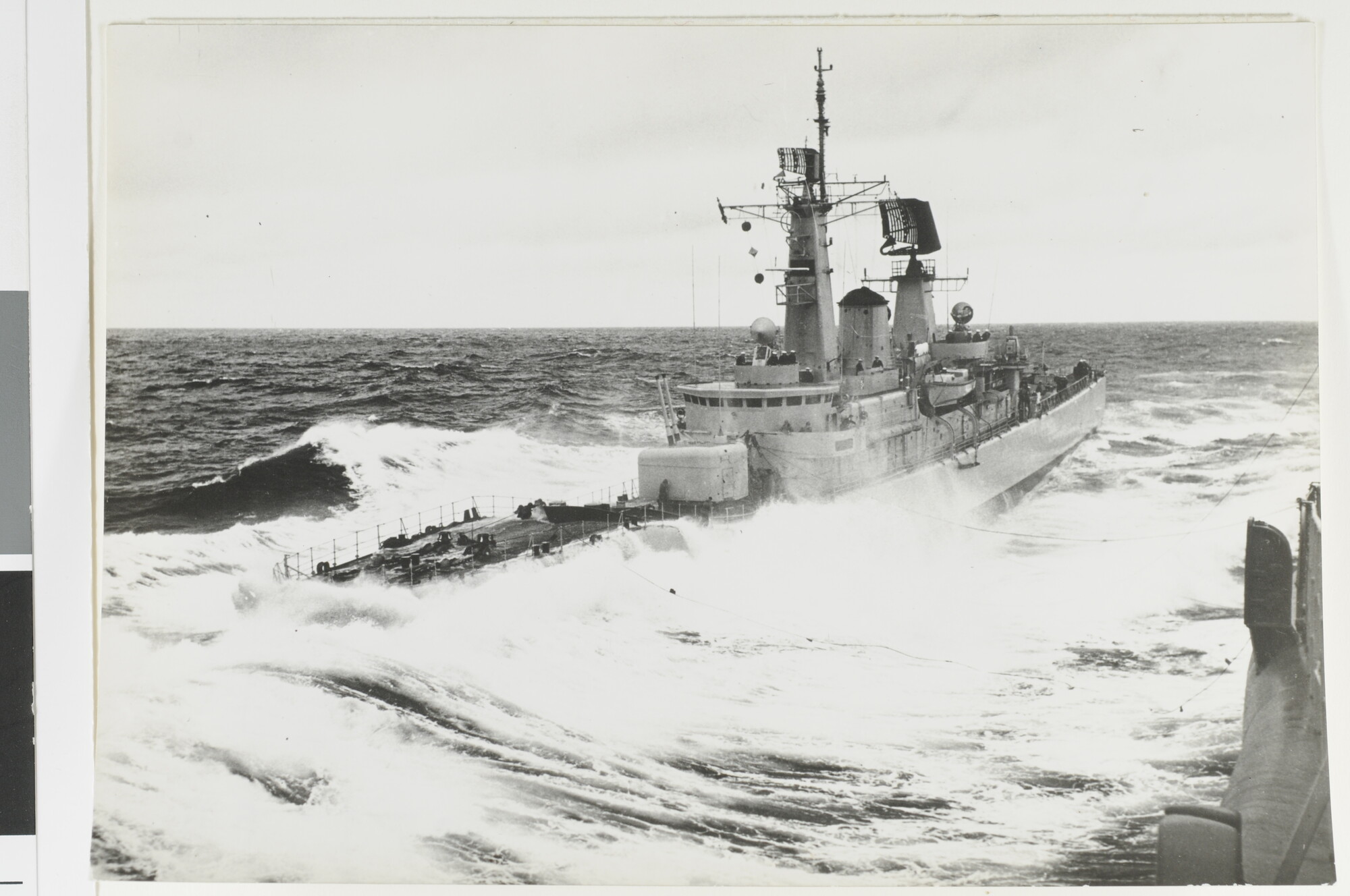 1992.1704; Een fregat van de Van Speijk-klasse (Leander-class - Hr.Ms. 'Van Speijk' (F 802) langszij een bevoorradingsschip [...]; foto