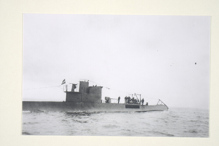 2000.3671; De onderzeeboot Hr.Ms. 'K XV' voor de kust bij New London (US Submarine Base te Mass.) aan de oppervlakte, bij het laden van de torpedo's in de boegbuiskamer; foto
