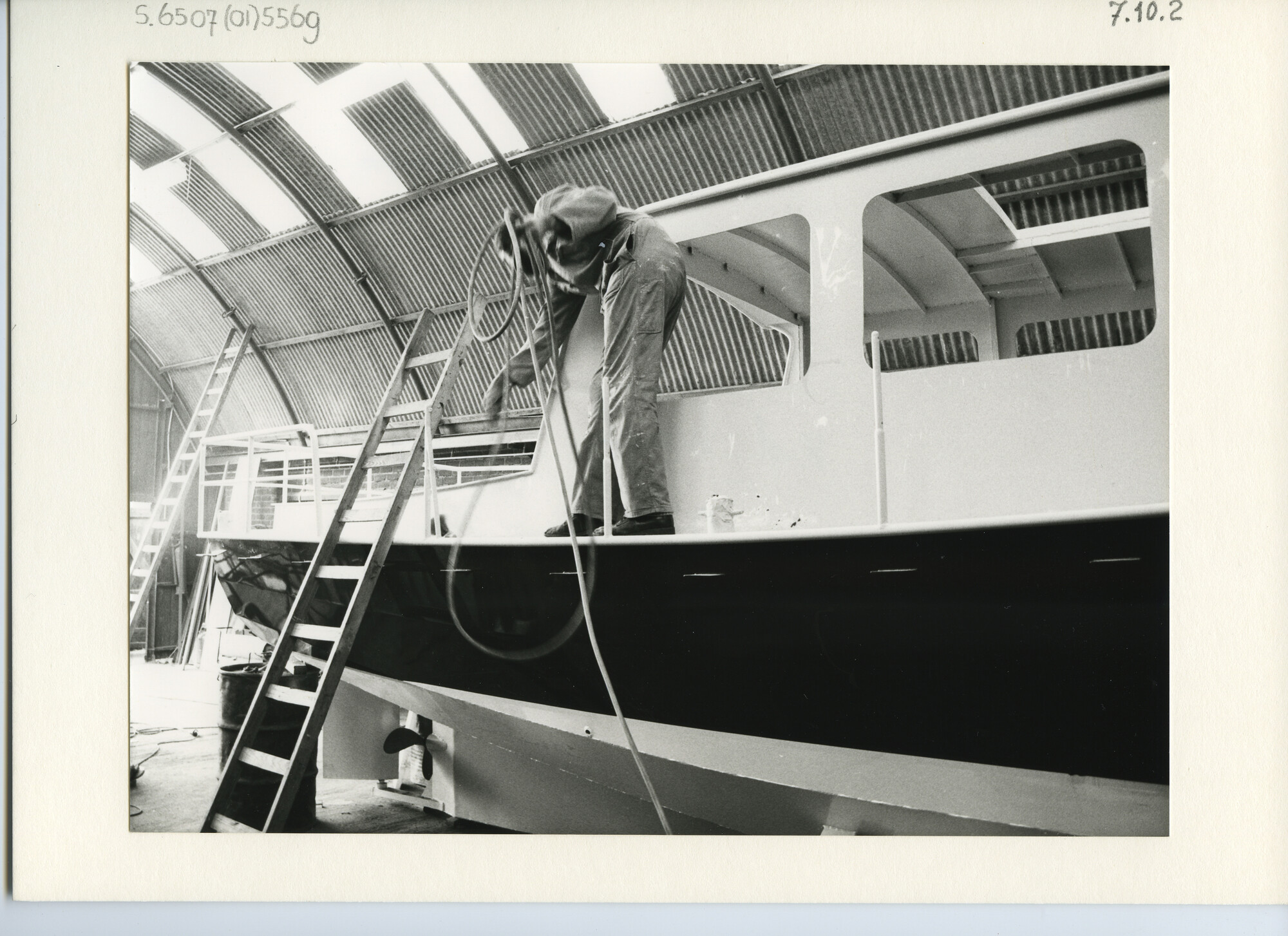 S.6507(01)5569; Foto van motorboot (vletmodel), bijna gereed voor aflevering, op V.d. Werff, Doesburg; foto