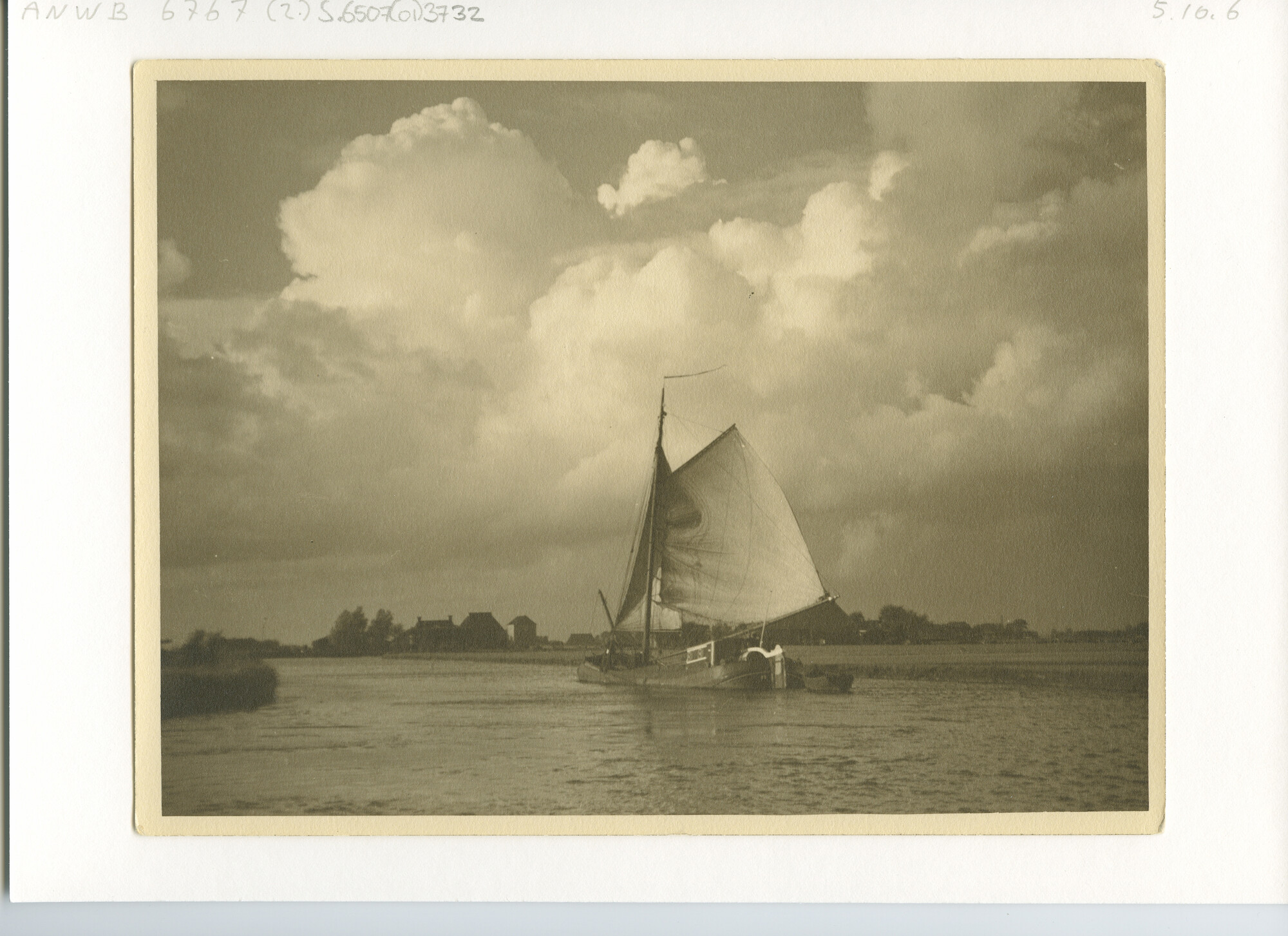 S.6507(01)3732; Een met halve wind over een vaart zeilende tjalk met opgetrokken kluiverboom, fok en gekat grootzeil; foto