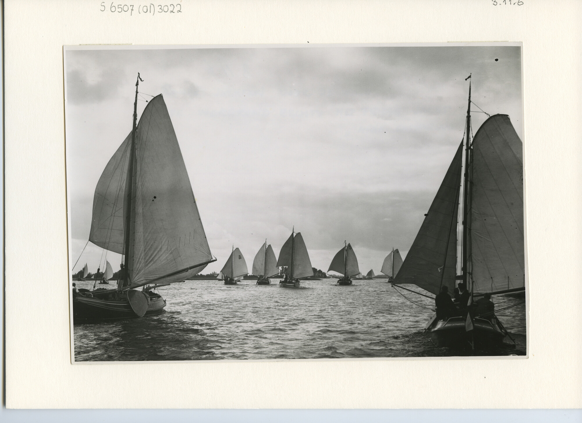 S.6507(01)3022; Foto van ronde jachten voor de wind; foto