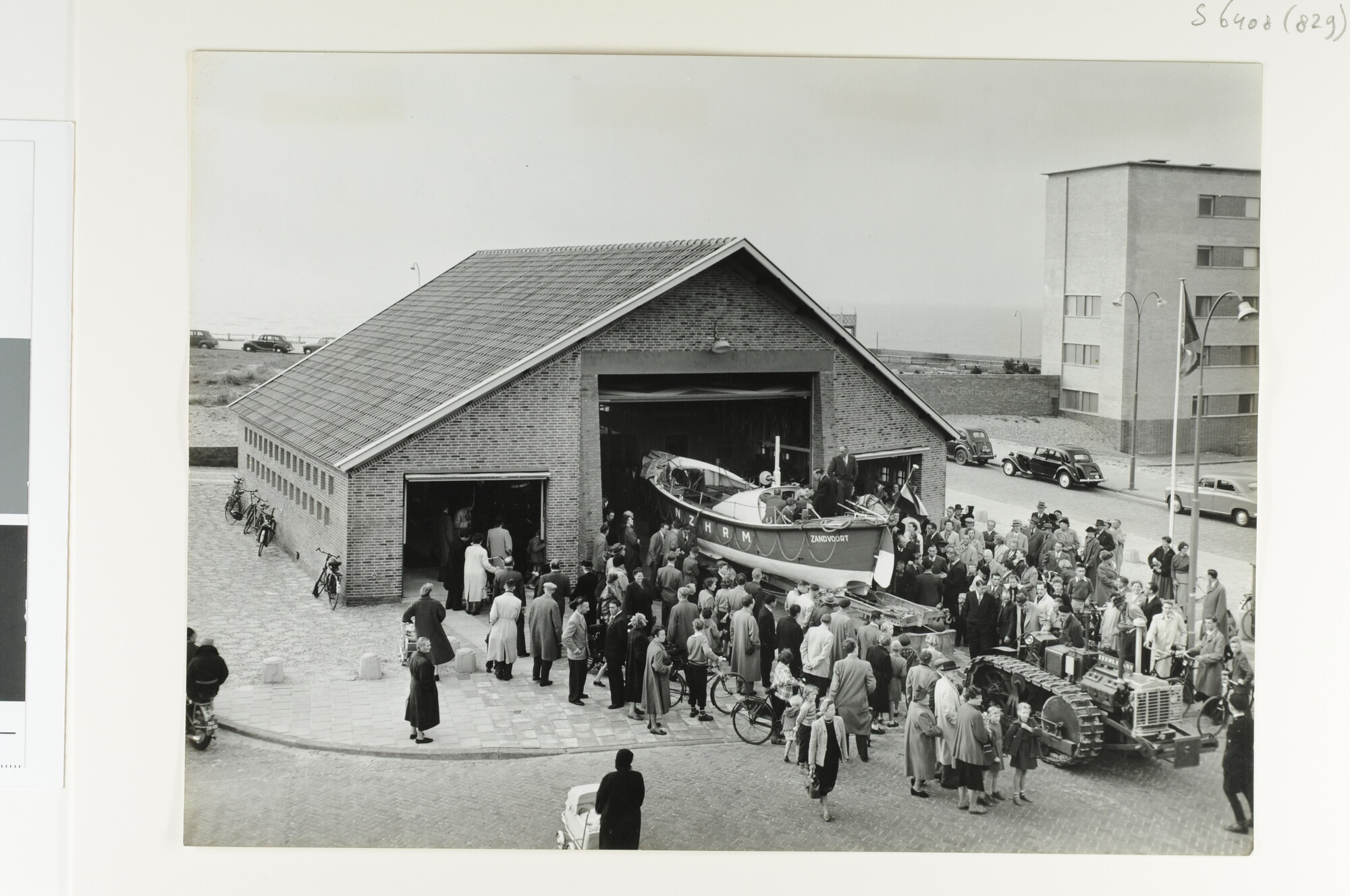 S.6408(0829); Onder grote belangstelling wordt het (nieuwe) botenhuis van de KNZHRM van het station Zandvoort in gebruik genomen; foto