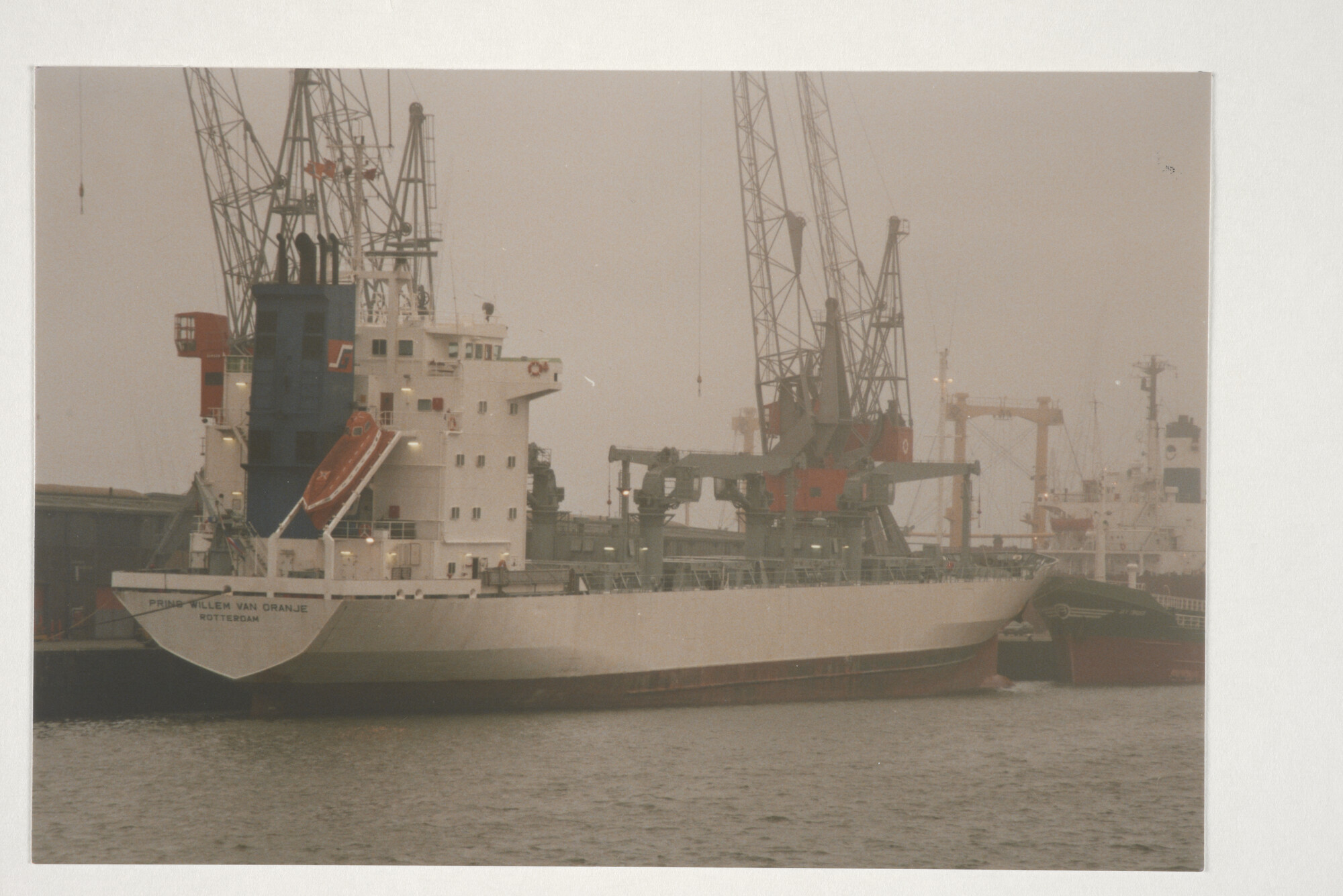 2000.0928; Kleurenfoto van het koelschip ms. 'Prins Willem van Oranje' van Anthony Koelscheepvaart Maatschappij (Seatrade) [...]; foto