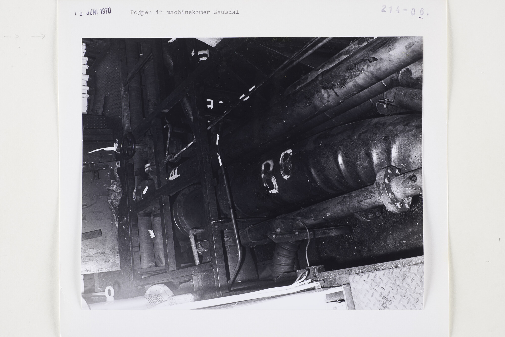 S.5444(5137)6; Situatiefoto van de toestand in de motorkamer van de Gausdal; foto