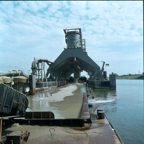 S.9100(5093); Uitbreiding (haven) IJmuiden. Dia ontziltingsponton 'Aquila'; diapositief