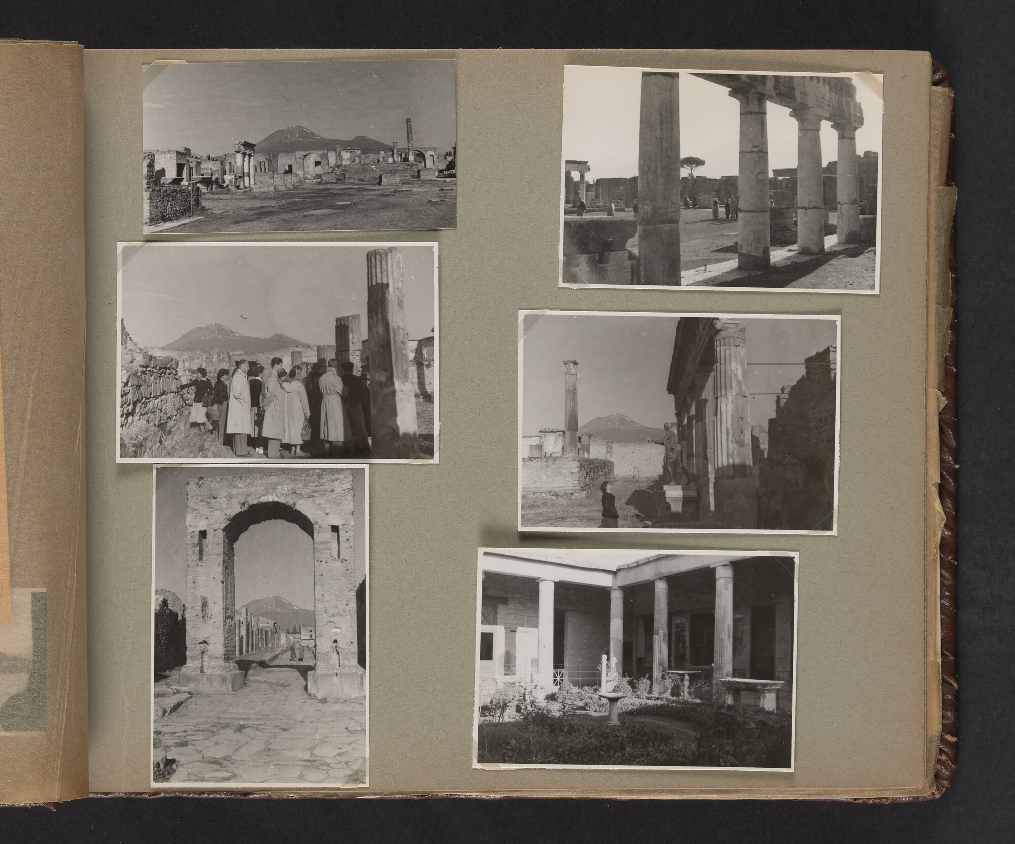 2019.0671; Fotoalbum van het echtpaar Jan van der Meer Mohr en Johanna van der Meer Mohr-van Ruler van hun reis op ms. Oranje van Tandjong Priok naar Amsterdam tussen 18 december 1953 en 7 januari 1954; fotoalbum