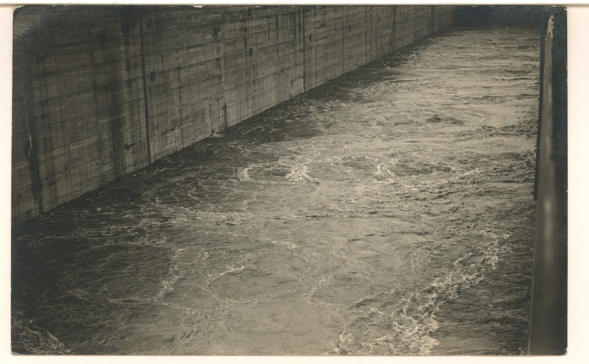 S.1422b(04); Foto's van het Panamakanaal: het vullen van de sluiskolk van de Gatunsluis; fotoreportage