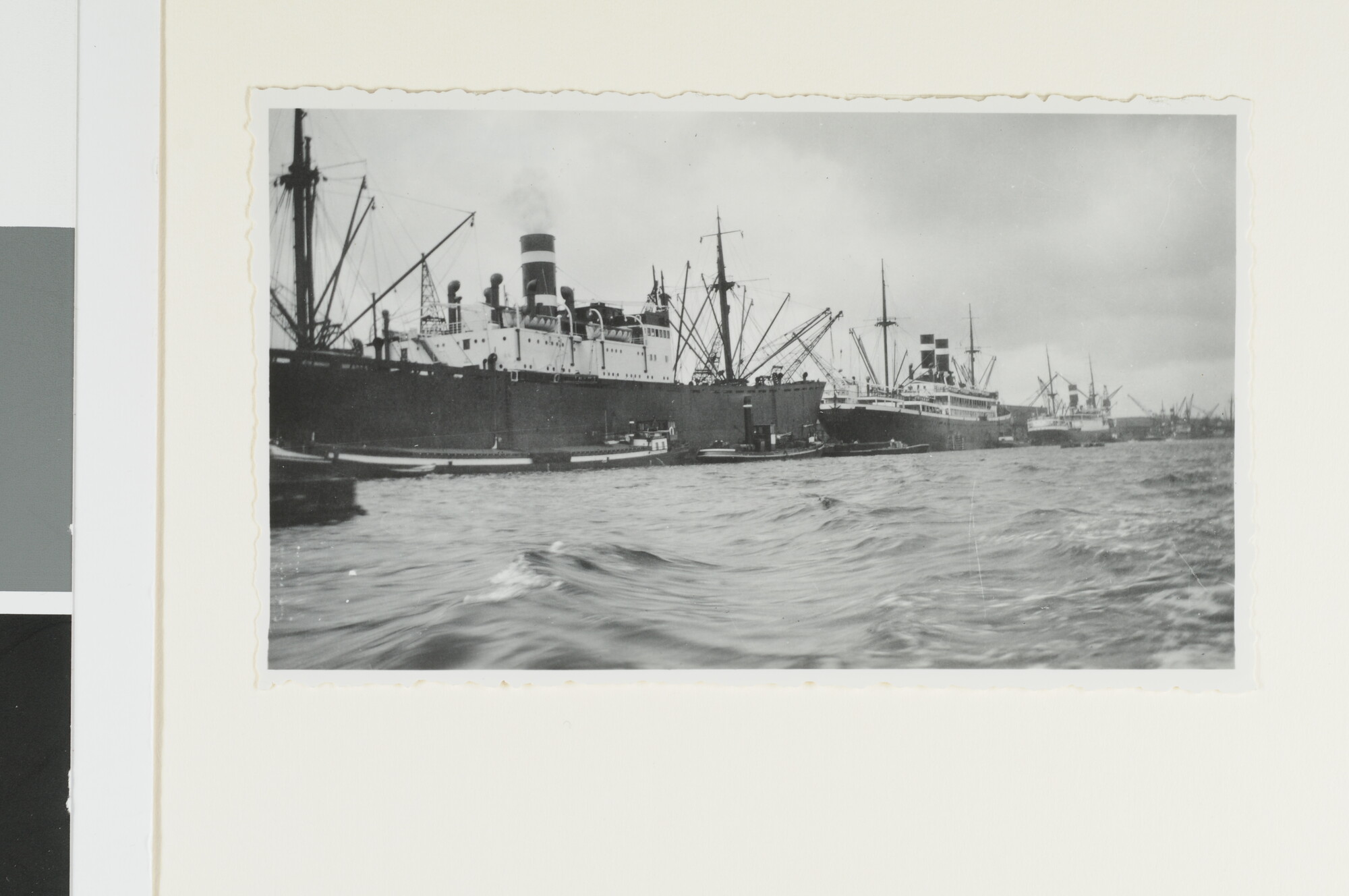 S.4380(04)541; Het vrachtschip ss. Baarn en het passagiersschip ss. Simon Bolivar liggen [...]; foto