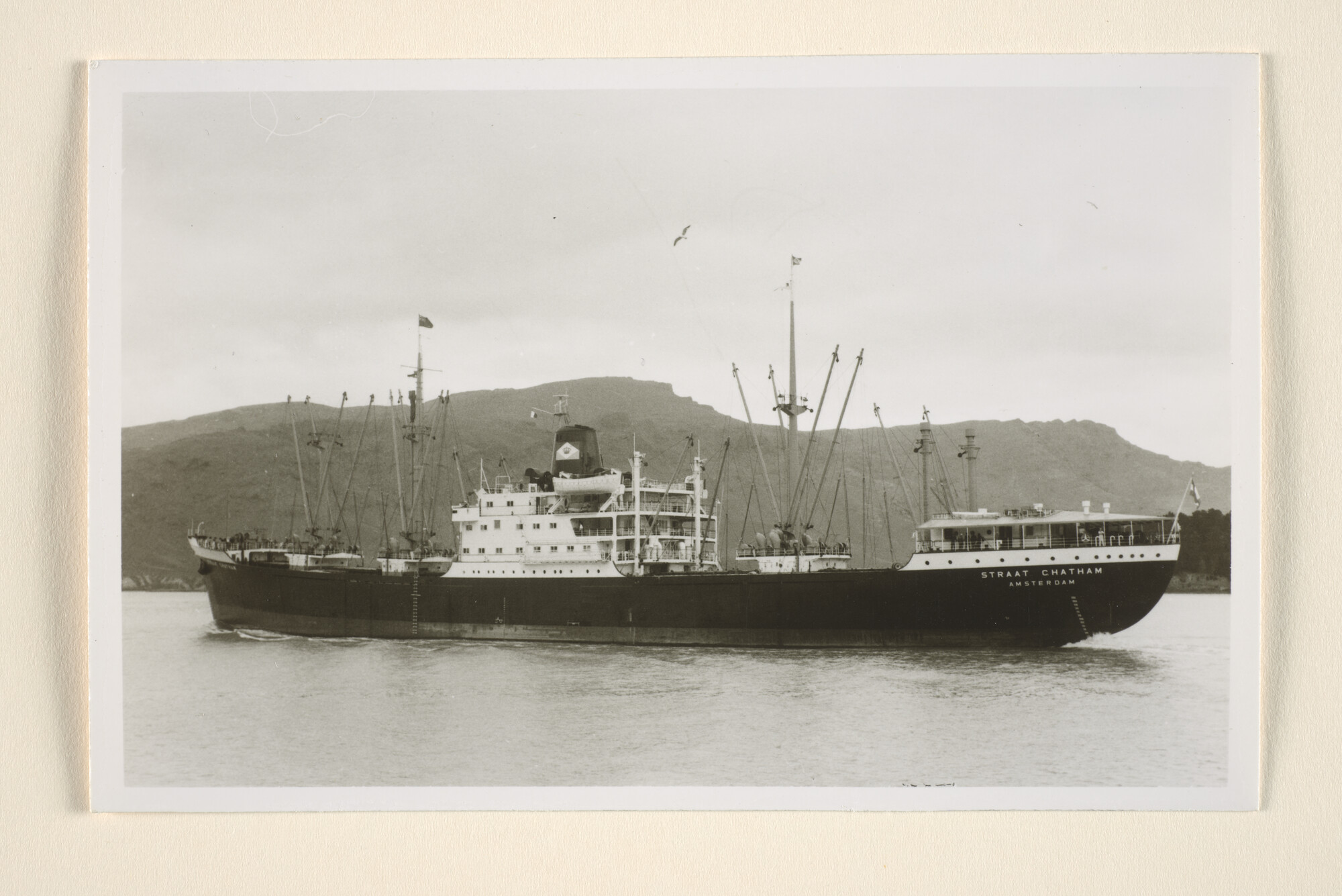 1995.6389; Het vrachtschip ms. Straat Chatham van de KJCPL bij aankomst of vertrek in Australië; foto